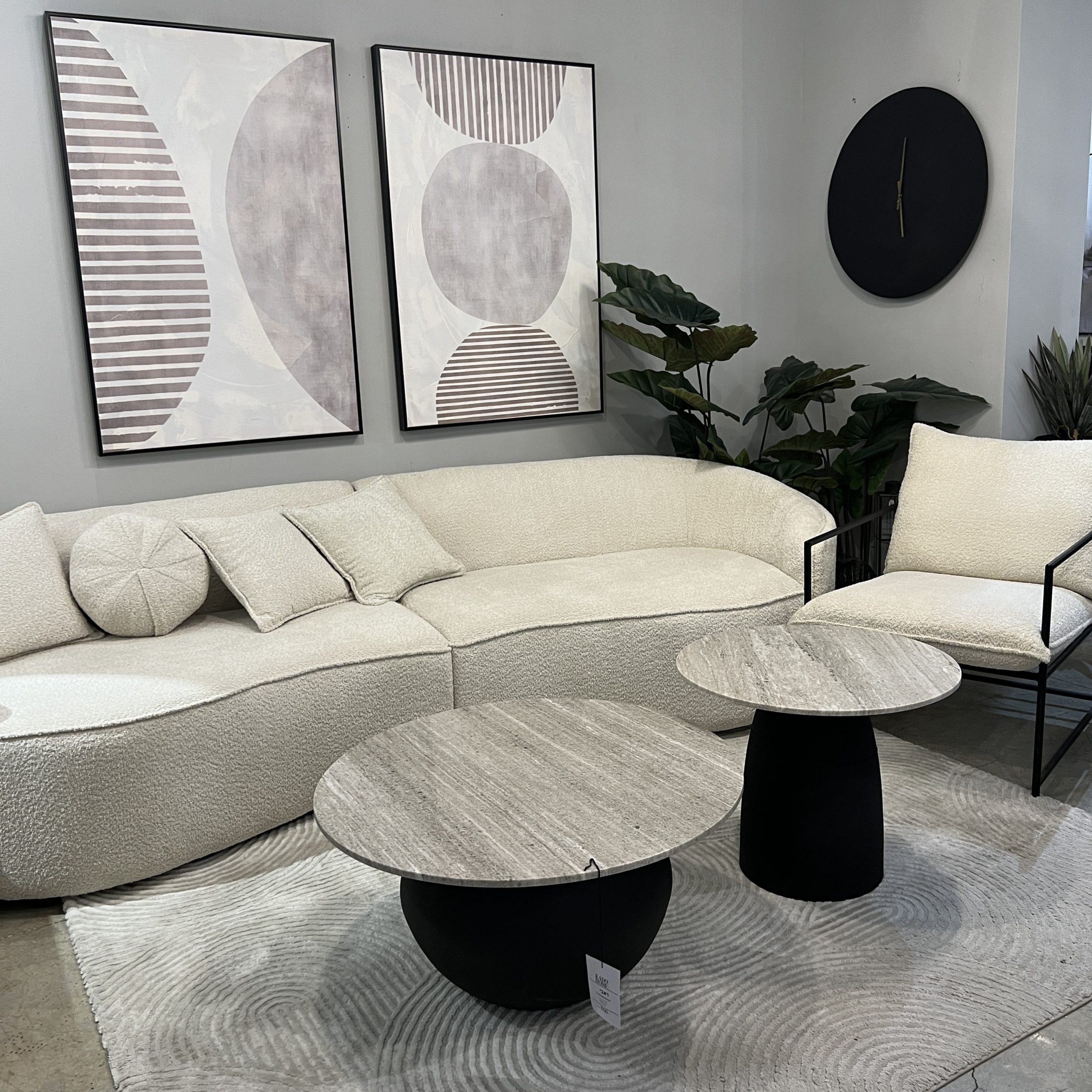 שולחן סלון סופיה שיש בז בסיס שחור דגם ראבי שולחן סלון סופיה שיש בז בסיס שחור דגם ראבי