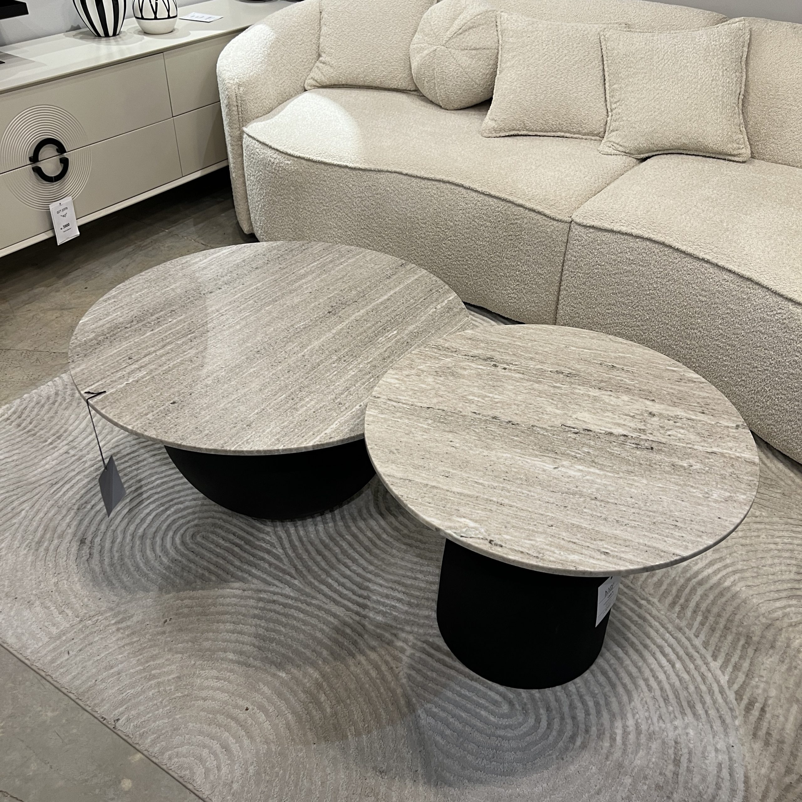 שולחן סלון סופיה שיש בז בסיס שחור דגם ראבי שולחן סלון סופיה שיש בז בסיס שחור דגם ראבי