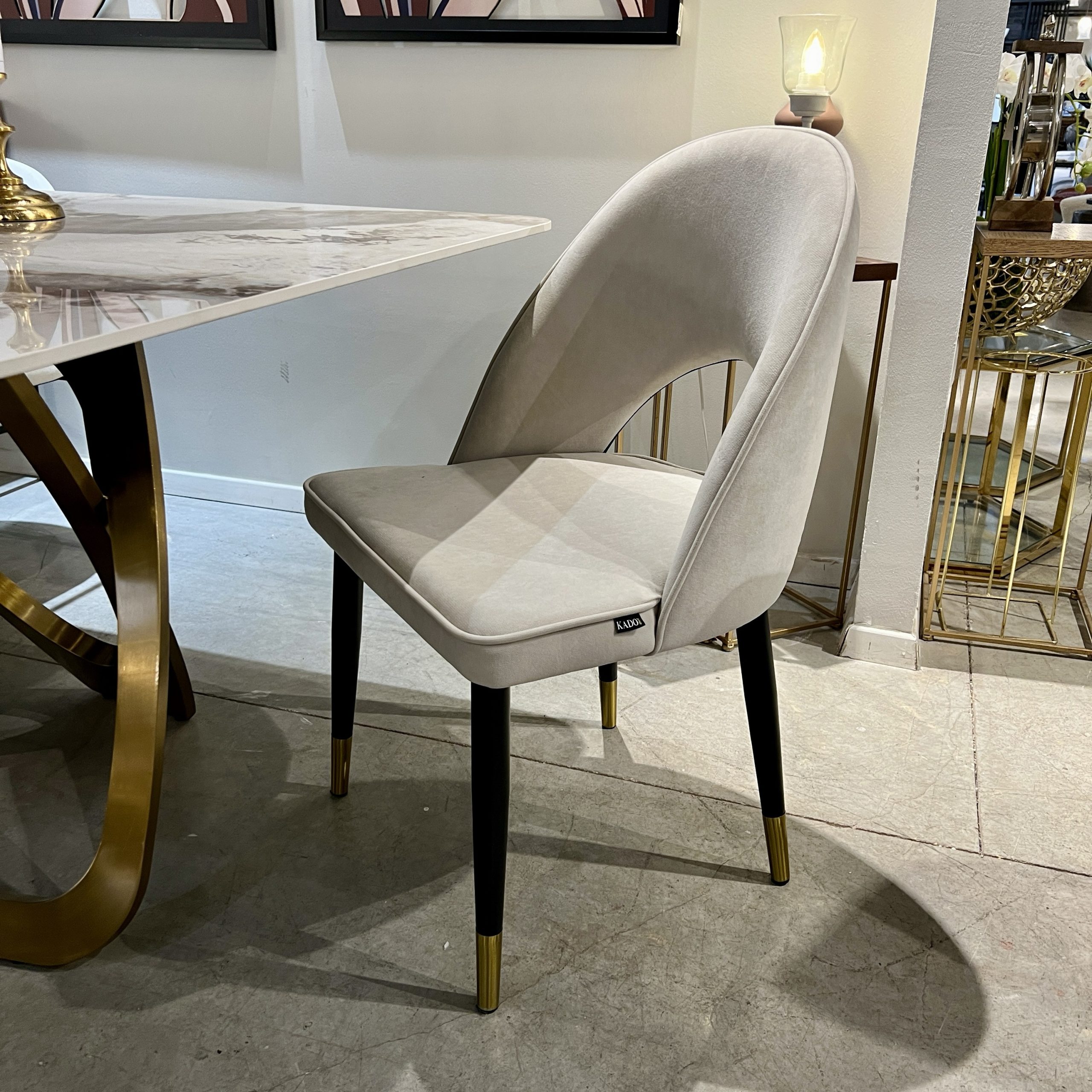 כיסא מרופד בד קטיפה בז מעוצב מודרני דגם קימי כיסא מרופד בד קטיפה בז מעוצב מודרני דגם קימי