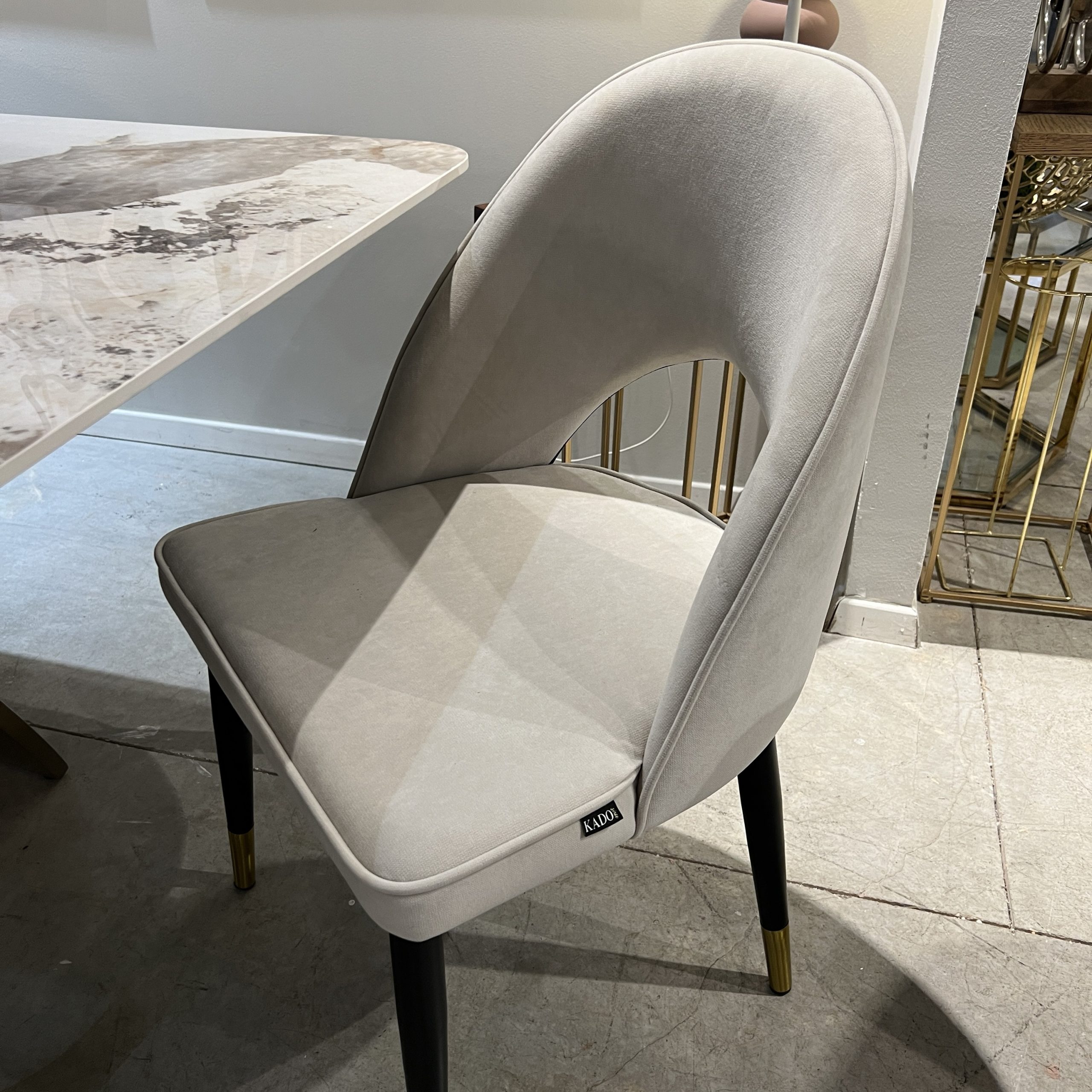 כיסא מרופד בד קטיפה בז מעוצב מודרני דגם קימי כיסא מרופד בד קטיפה בז מעוצב מודרני דגם קימי