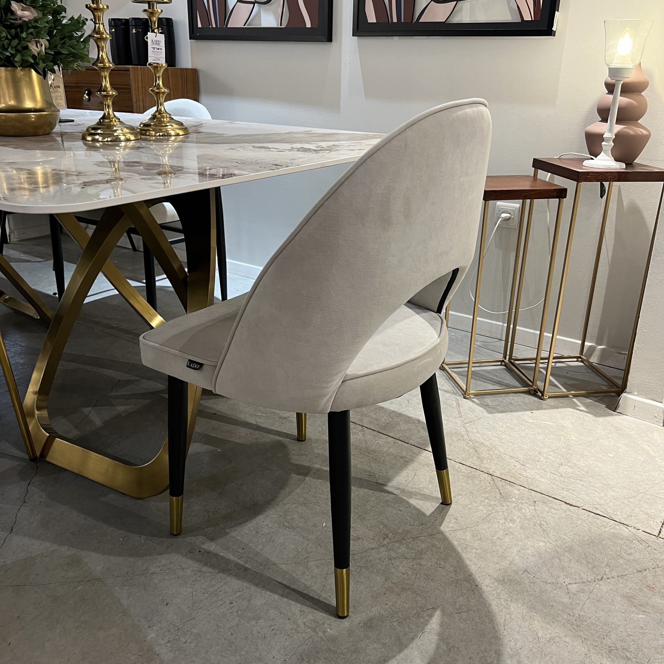 כיסא מרופד בד קטיפה בז מעוצב מודרני דגם קימי כיסא מרופד בד קטיפה בז מעוצב מודרני דגם קימי