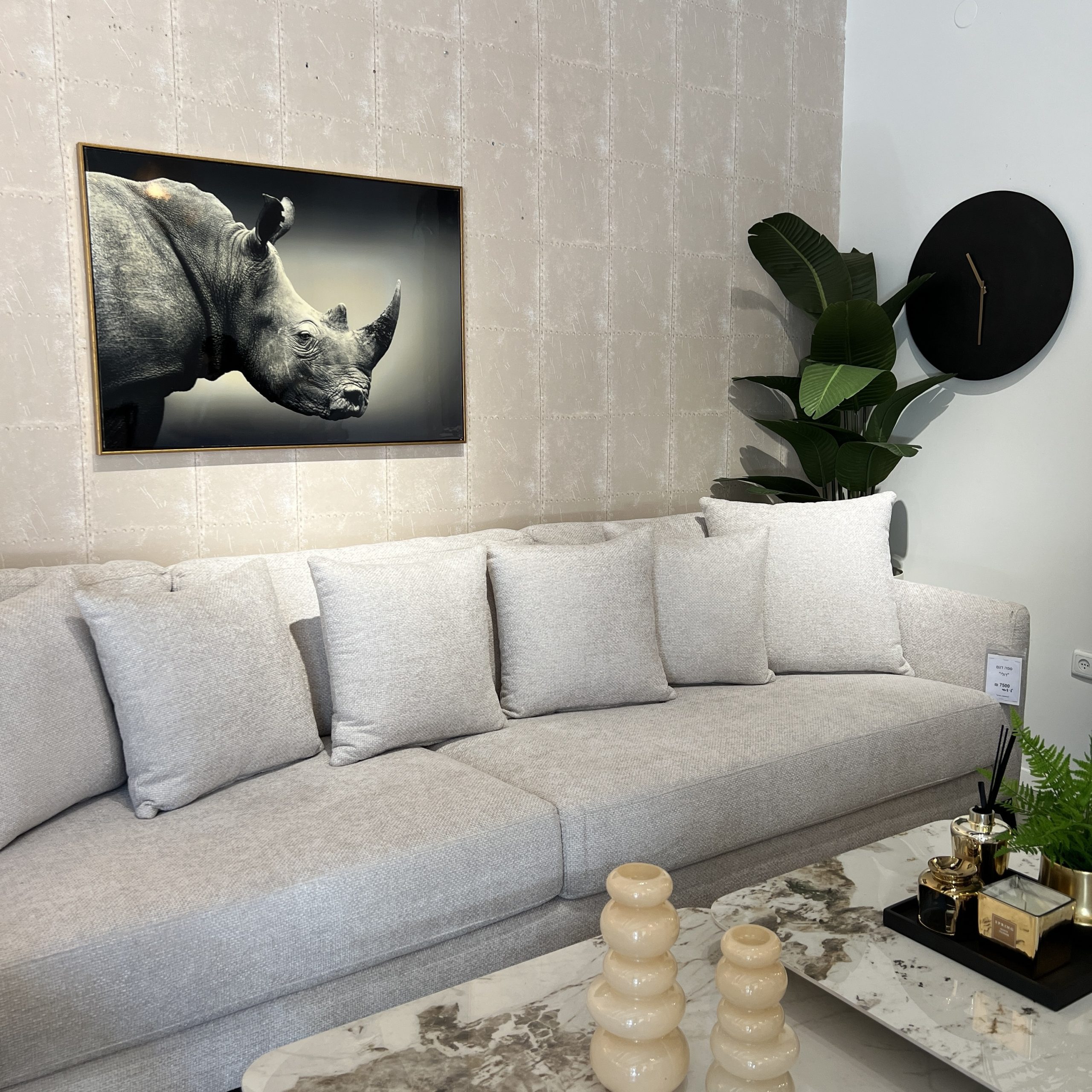 תמונה קרנף מבריקה מסגרת זהב 70/100 דגם איקו תמונה קרנף מבריקה מסגרת זהב 70/100 דגם איקו