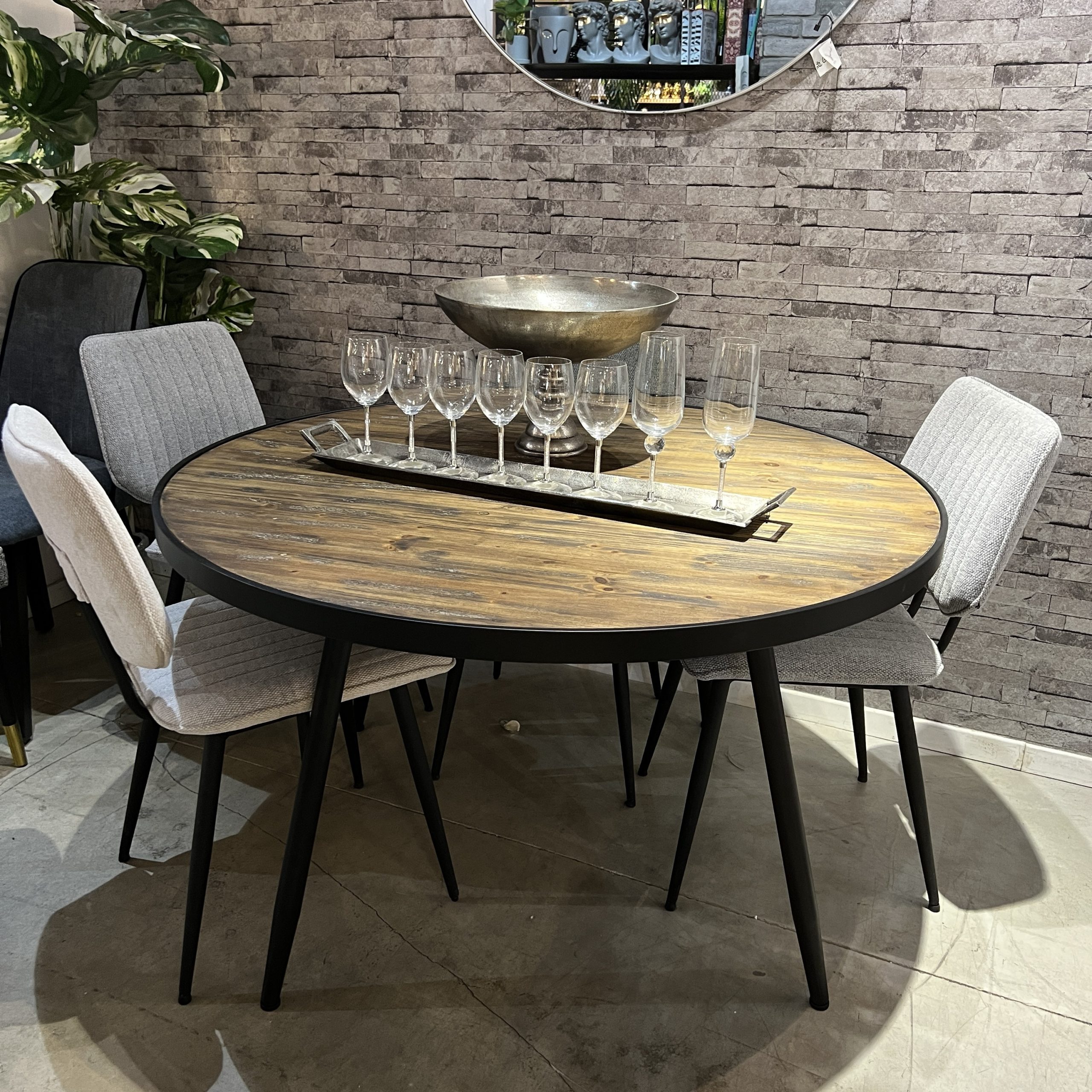 שולחן אוכל עגול עץ רגליים שחורות