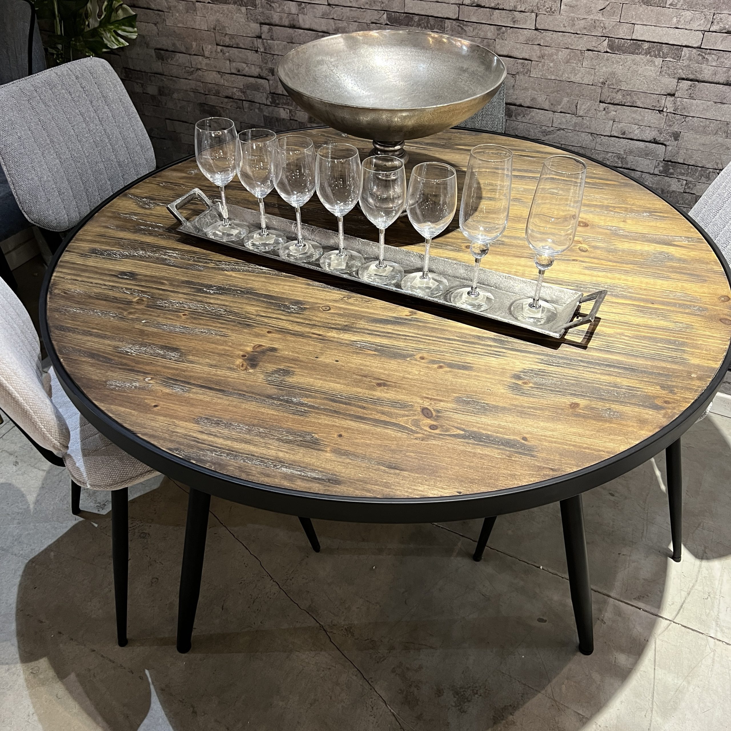 שולחן אוכל עגול עץ רגליים שחורות