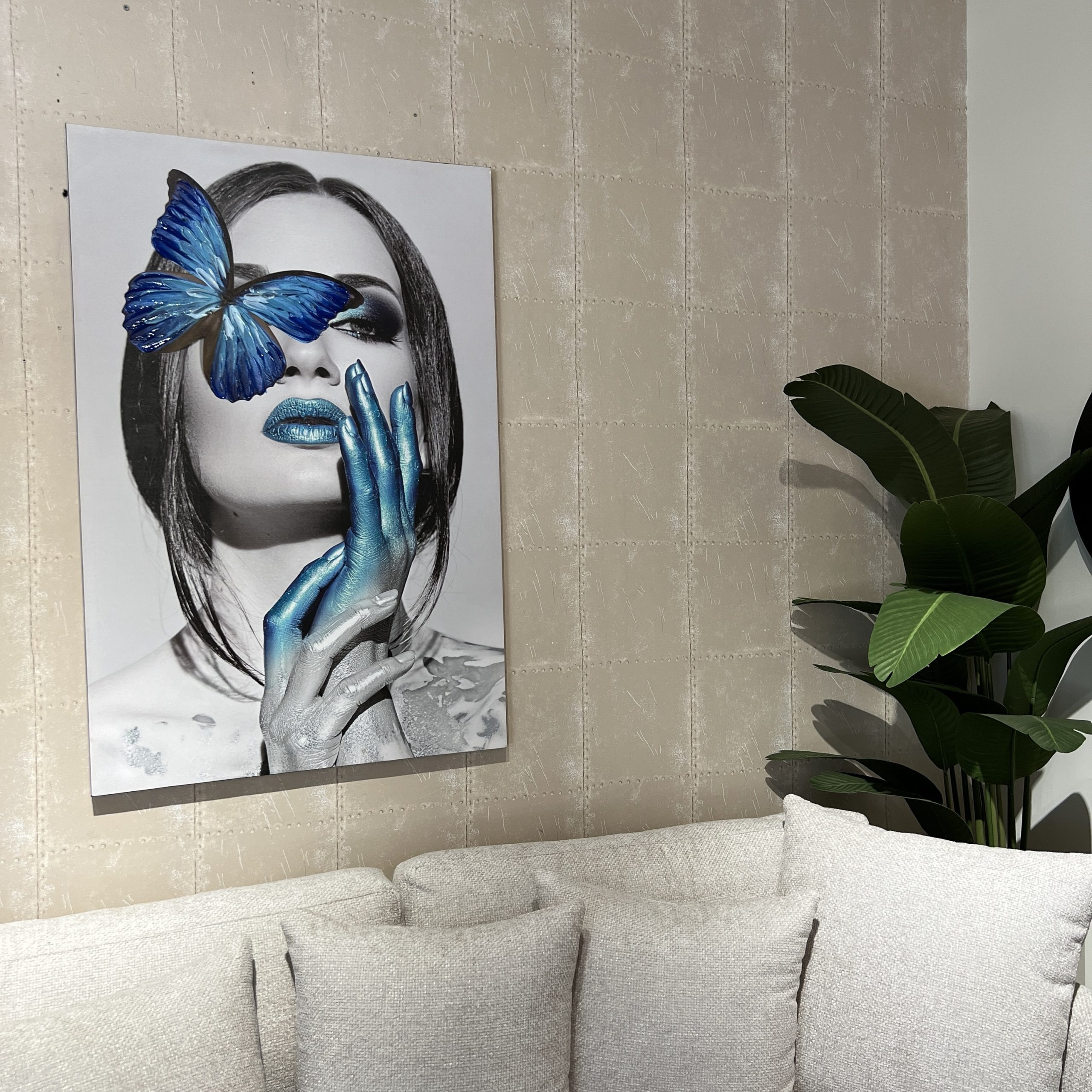 תמונה עבודת יד אישה עם פרפר כחול דגם איקו תמונה עבודת יד אישה עם פרפר כחול דגם איקו