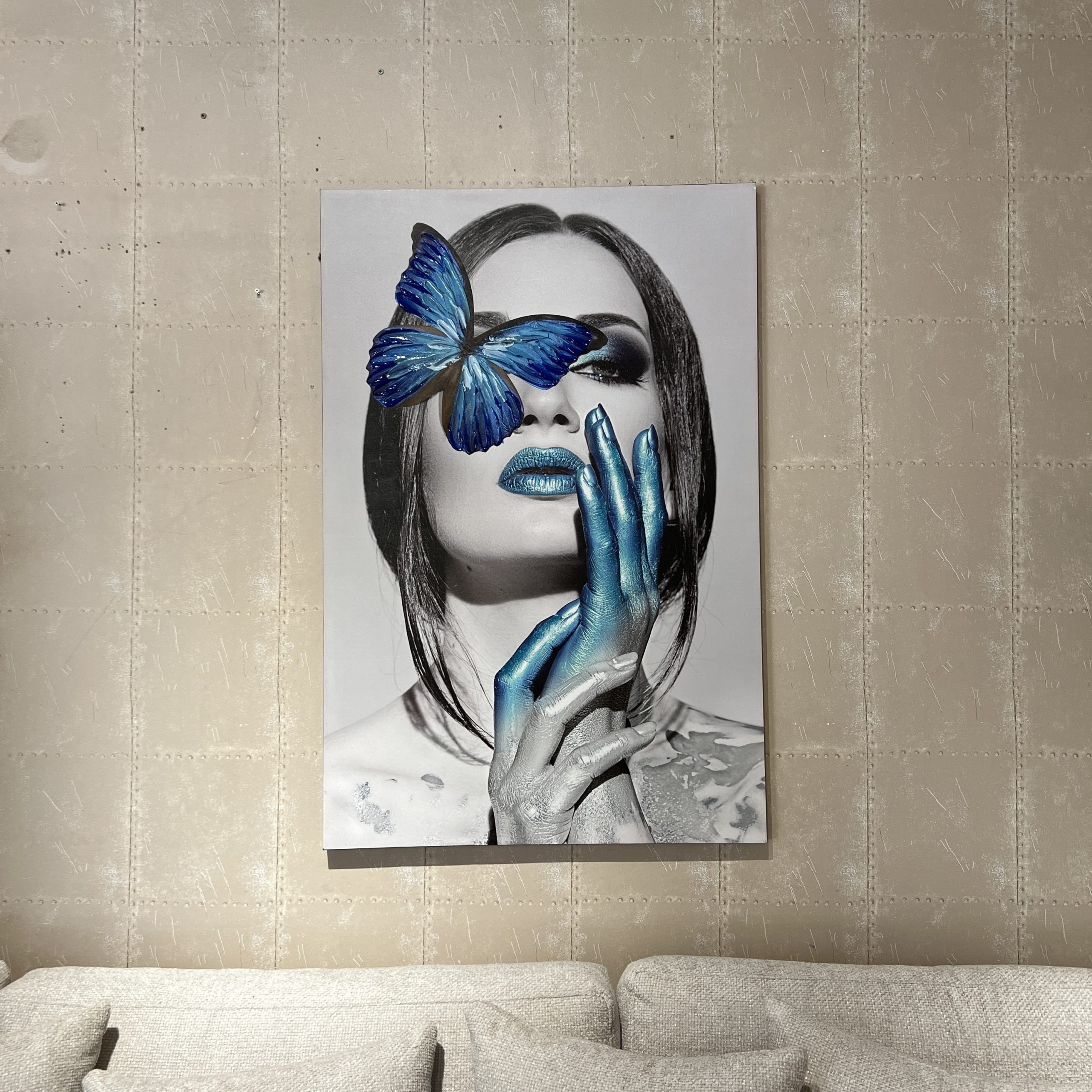 תמונה עבודת יד אישה עם פרפר כחול דגם איקו תמונה עבודת יד אישה עם פרפר כחול דגם איקו