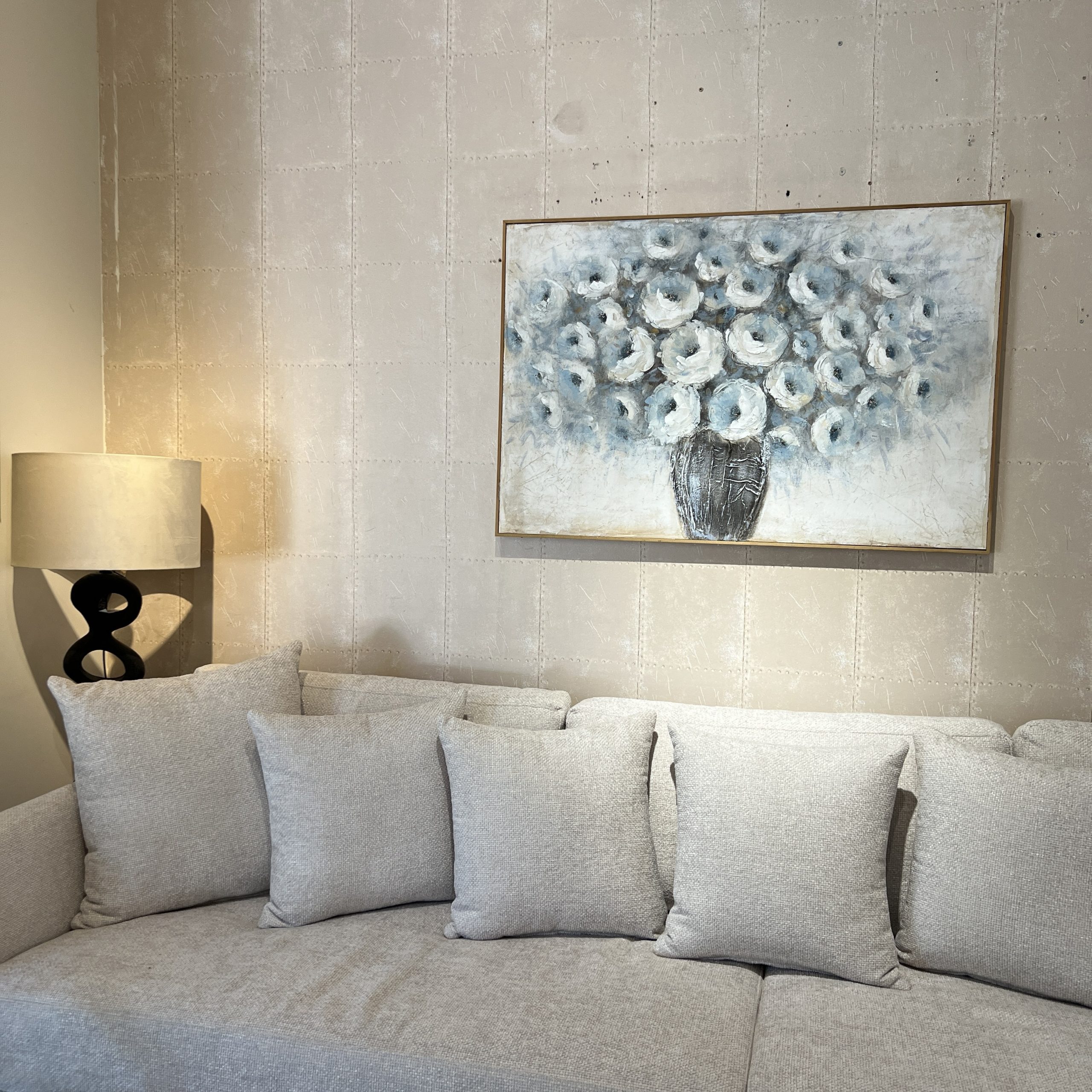 תמונה עבודת יד כד פרחים תכלת ולבן מסגרת עץ דגם איקו תמונה עבודת יד כד פרחים תכלת ולבן מסגרת עץ דגם איקו