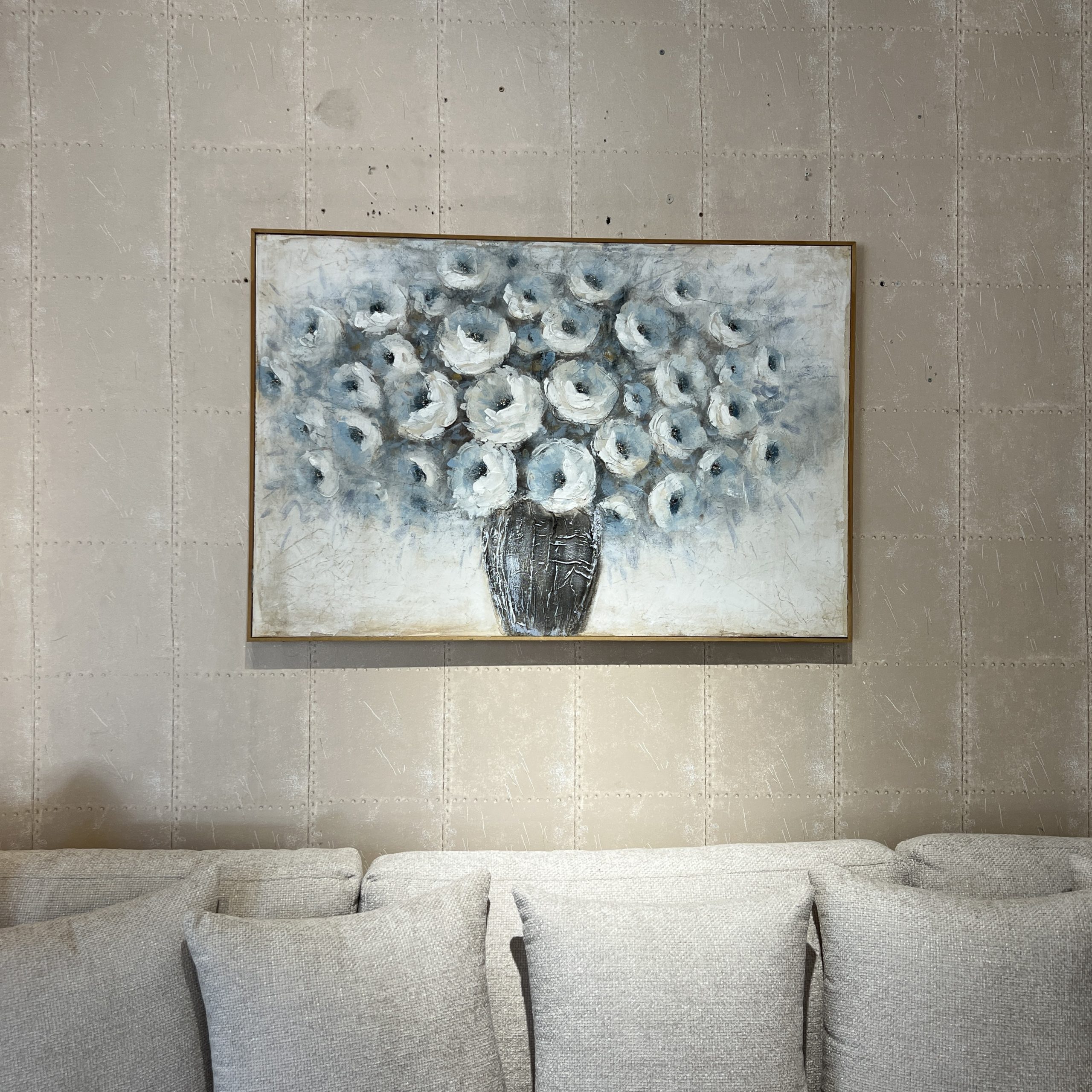 תמונה עבודת יד כד פרחים תכלת ולבן מסגרת עץ דגם איקו תמונה עבודת יד כד פרחים תכלת ולבן מסגרת עץ דגם איקו