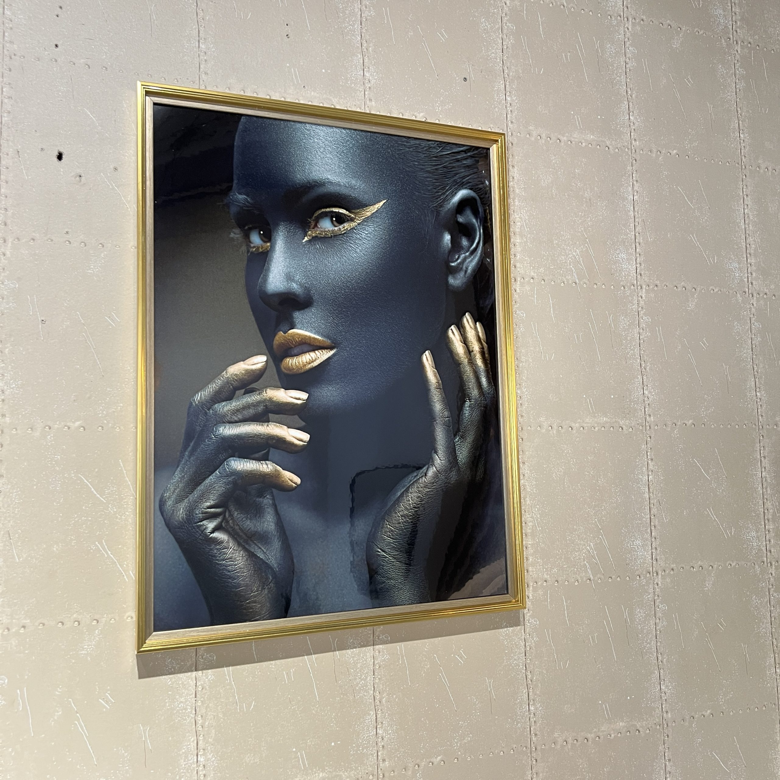 תמונה אישה שחור זהב מבריקה מסגרת זהב דגם איקו תמונה אישה שחור זהב מבריקה מסגרת זהב דגם איקו