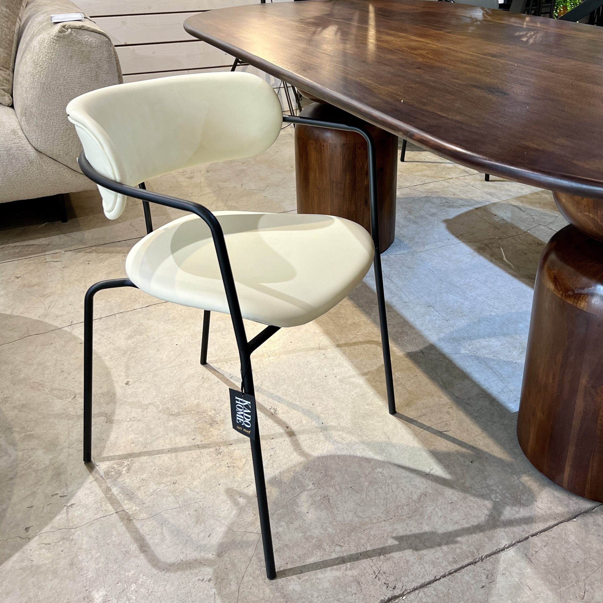 כיסא מעוצב ידיות שחור דמוי עור אבן דגם רדיסון קימי כיסא מעוצב ידיות שחור דמוי עור אבן דגם רדיסון קימי