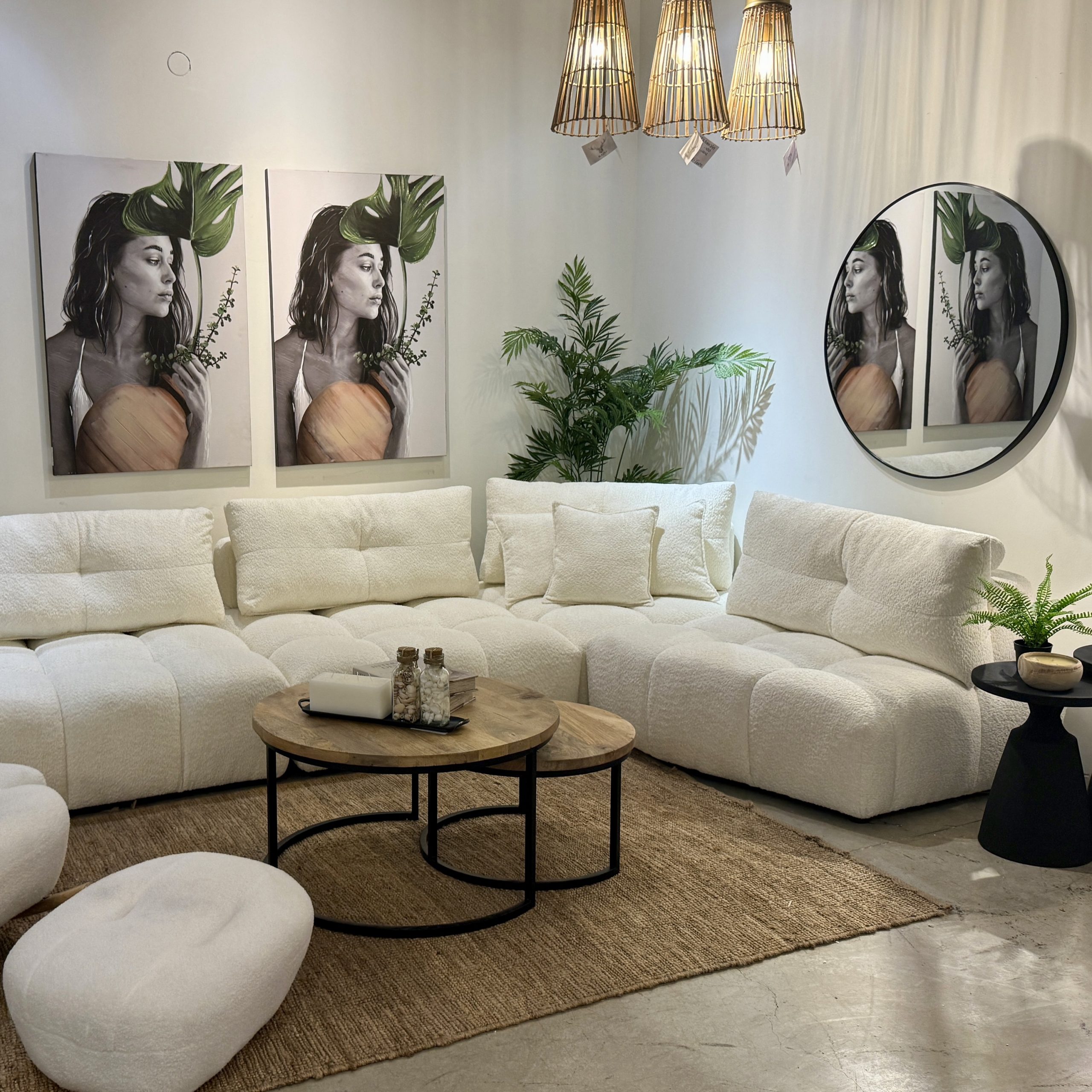 תמונה עבודת יד אישה עם עלה ירוק וכד חום דגם איקו תמונה עבודת יד אישה עם עלה ירוק וכד חום דגם איקו