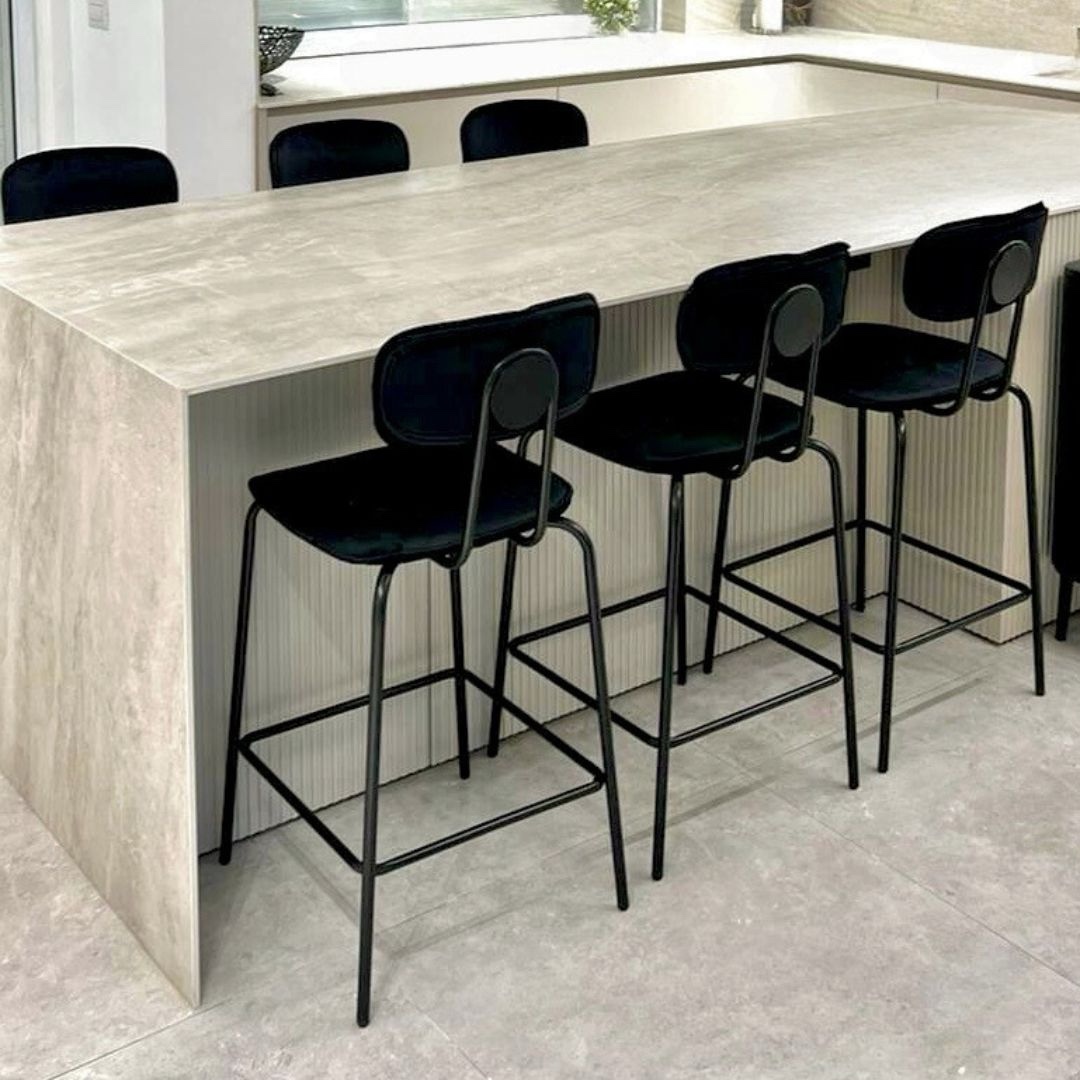 כיסא בר קטיפה שחורה רגל שחורה דגם סטפני- אחרון בהזדמנות! כיסא בר קטיפה שחורה רגל שחורה דגם סטפני- אחרון בהזדמנות!