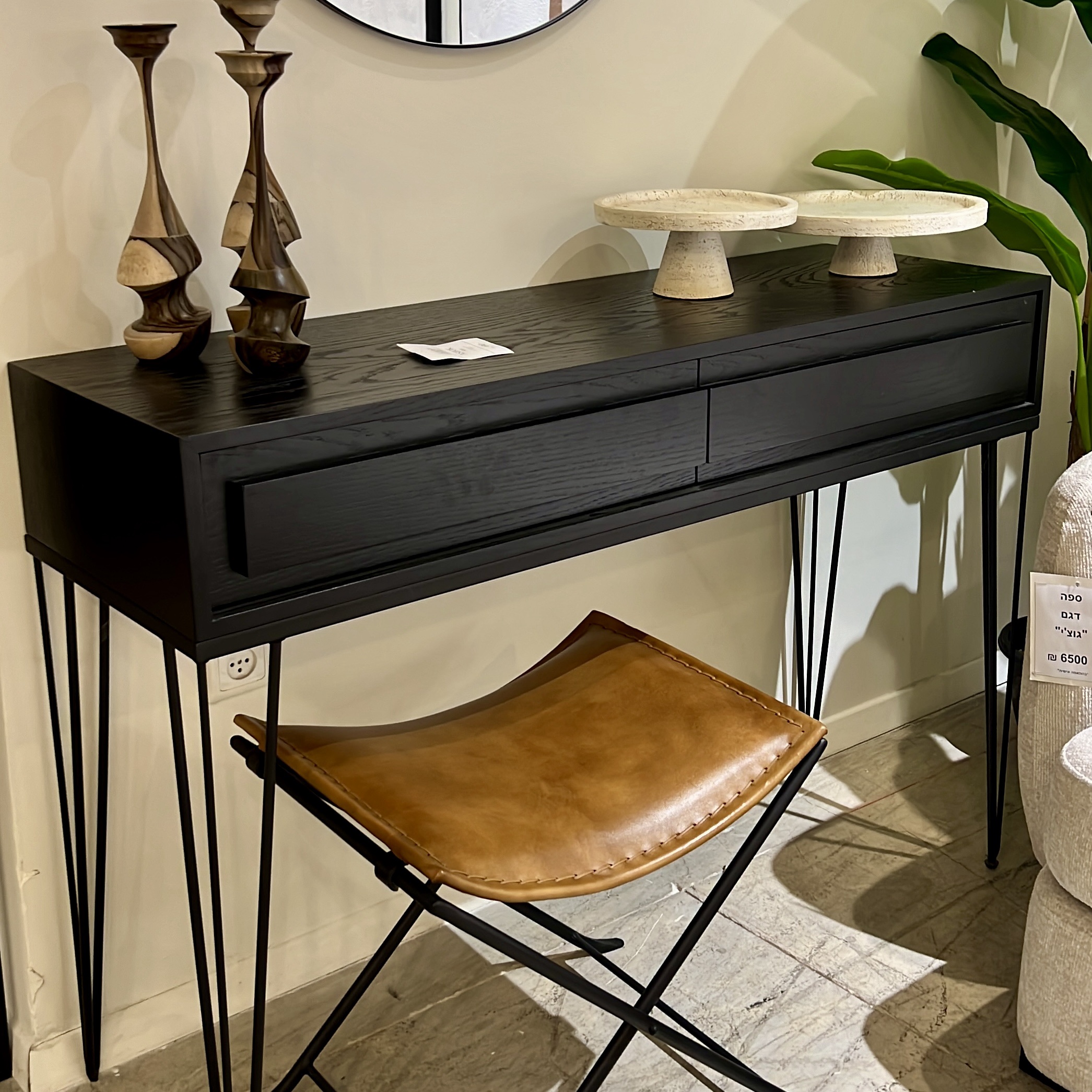 קונסולה מעוצבת דגם סיכה קונסולה מעוצבת דגם סיכה