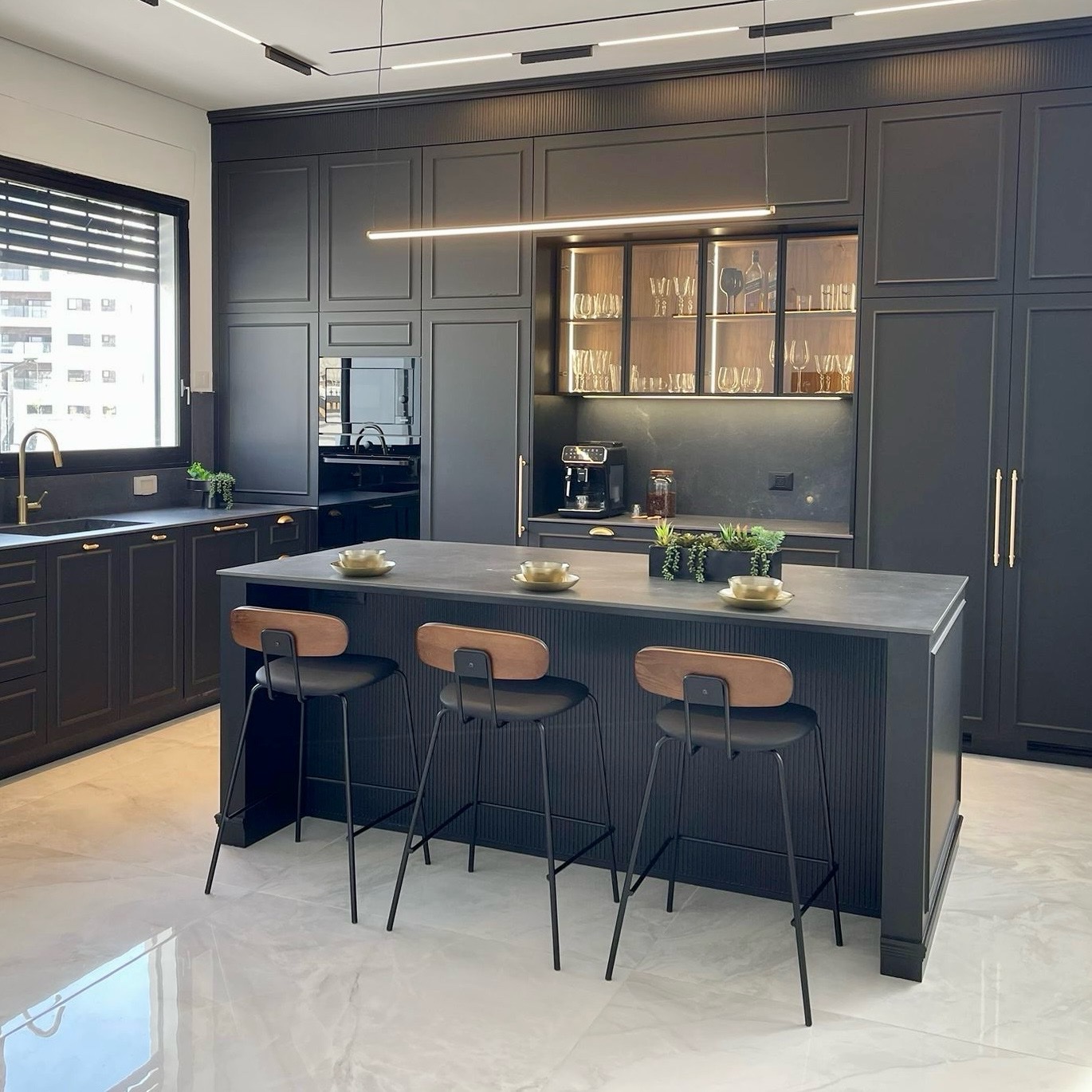 כיסא בר דמוי עור שחור גב עץ אגוז דגם דיאן קימי כיסא בר דמוי עור שחור גב עץ אגוז דגם דיאן קימי