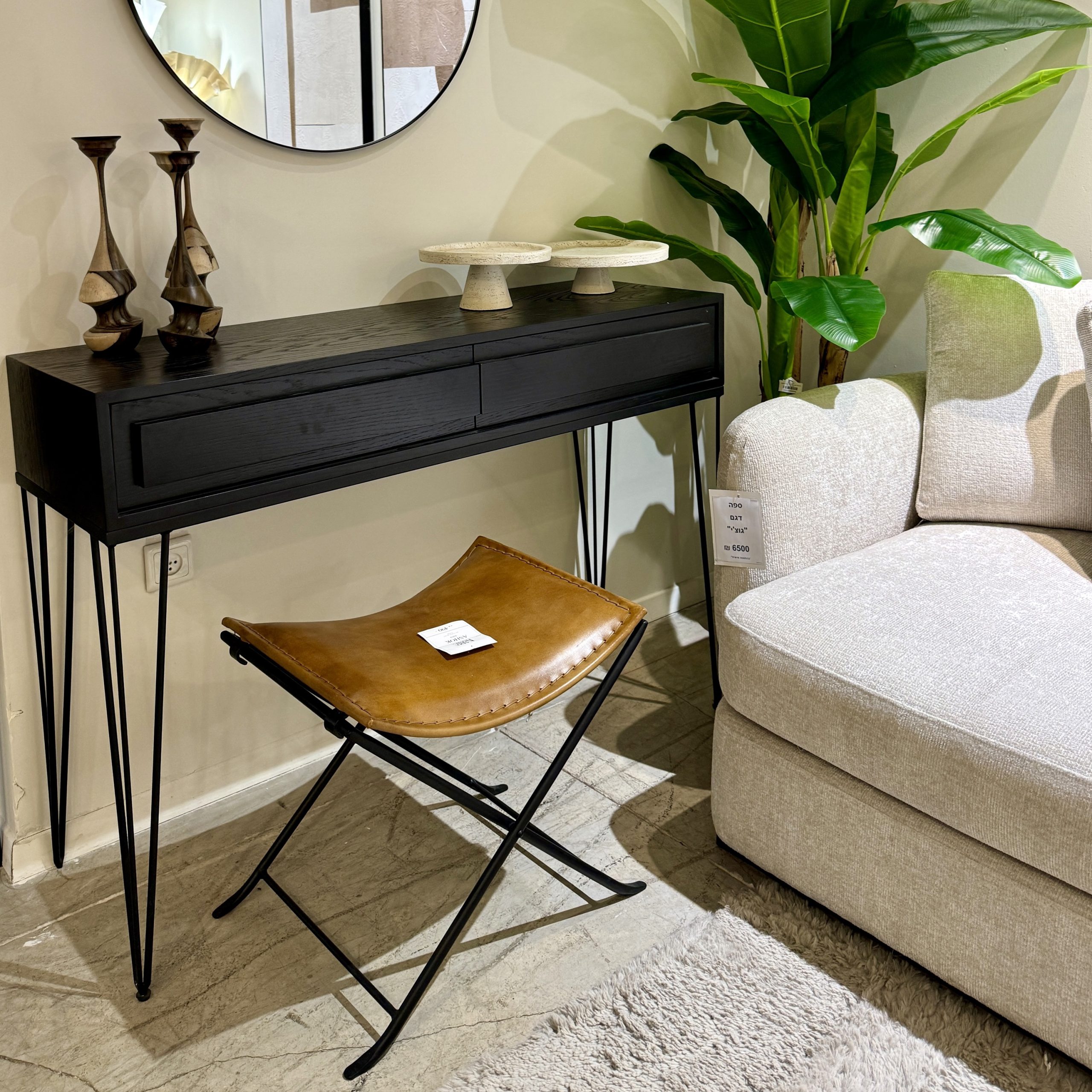 קונסולה מעוצבת דגם סיכה קונסולה מעוצבת דגם סיכה