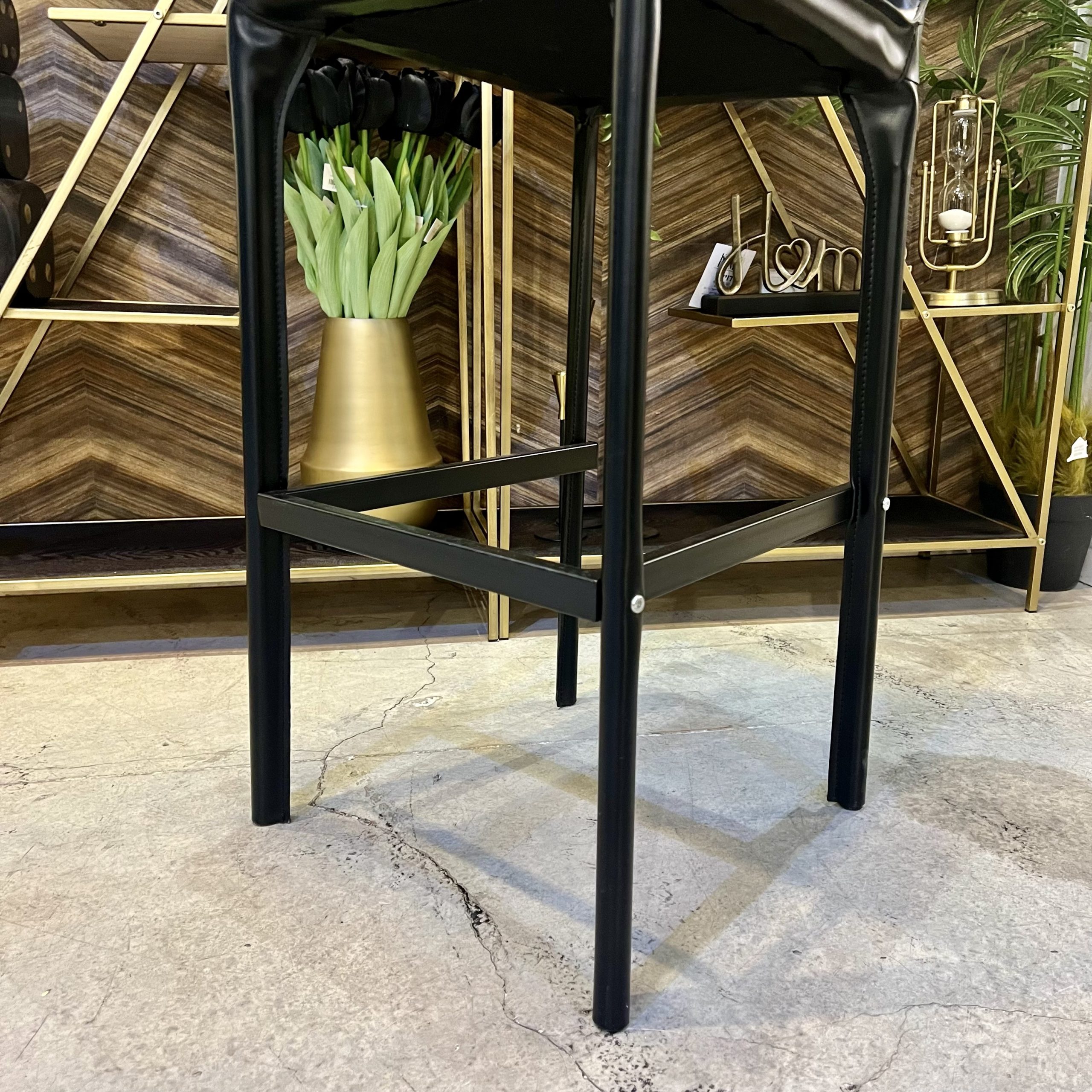 כיסא בר ויוינו יוקרתי דמוי עור שחור דגם סינדי כיסא בר ויוינו יוקרתי דמוי עור שחור דגם סינדי