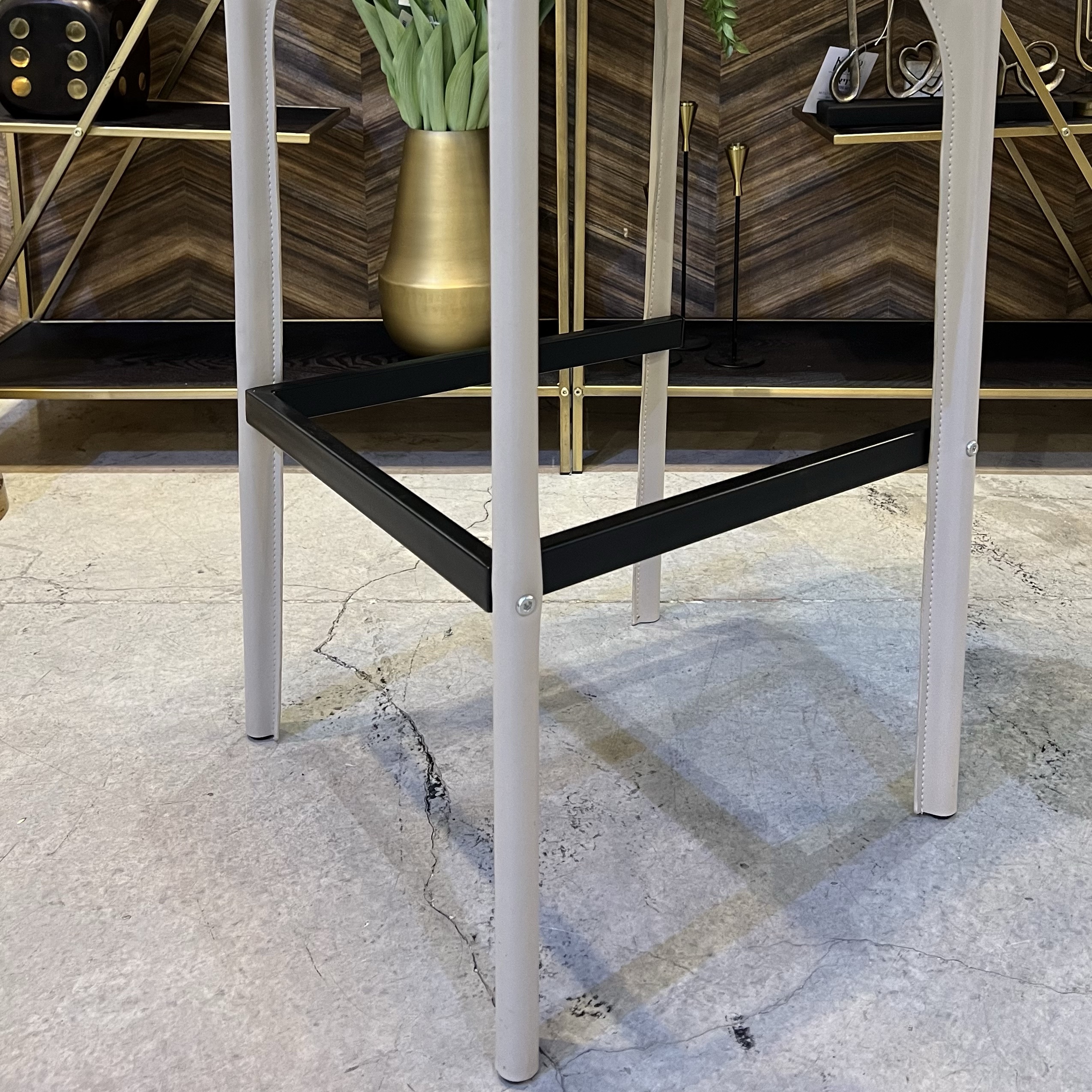 כיסא בר ויוינו יוקרתי דמוי עור בז דגם סינדי כיסא בר ויוינו יוקרתי דמוי עור בז דגם סינדי