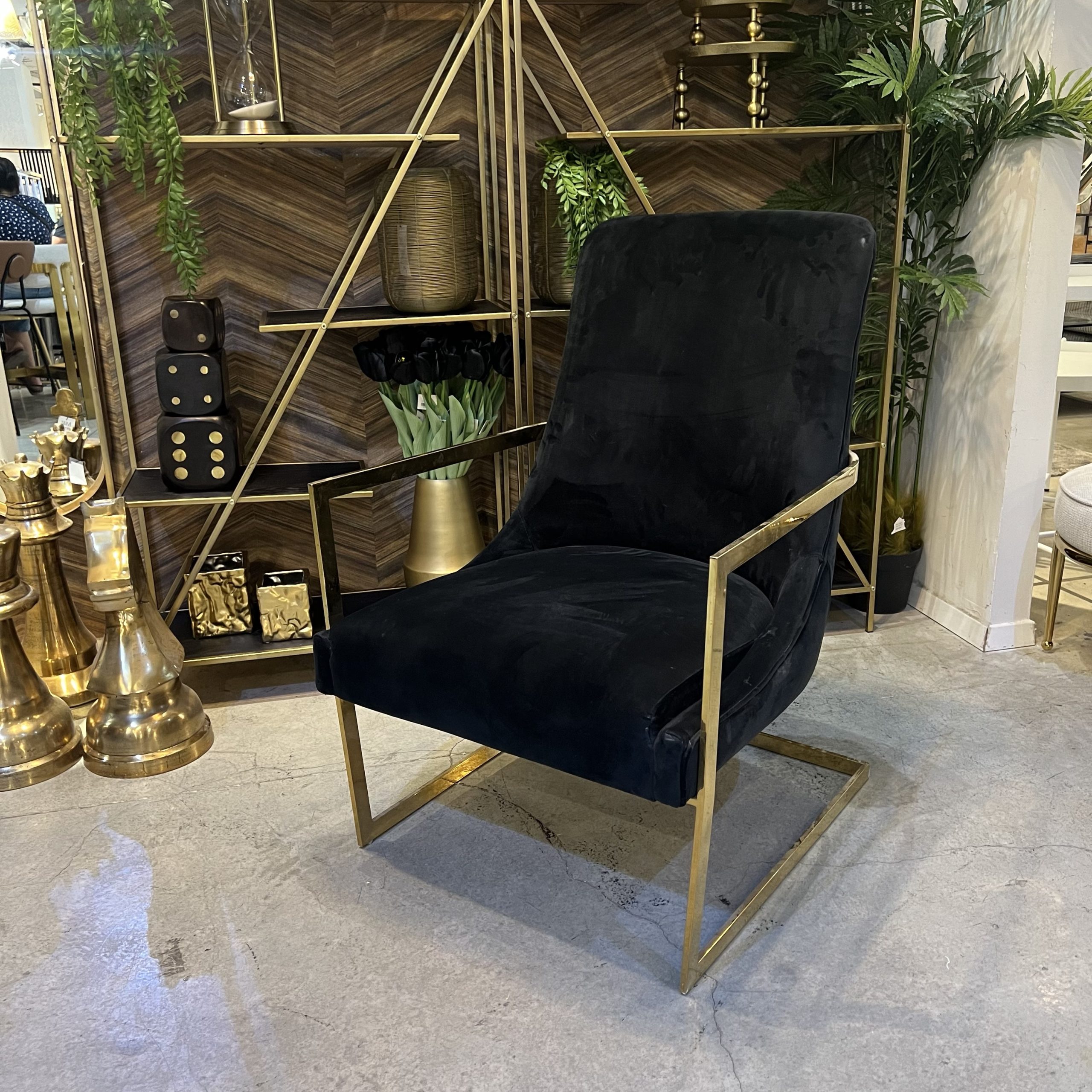 כורסא יוקרתית בד קטיפה שחור ידיות זהב כורסא יוקרתית בד קטיפה שחור ידיות זהב