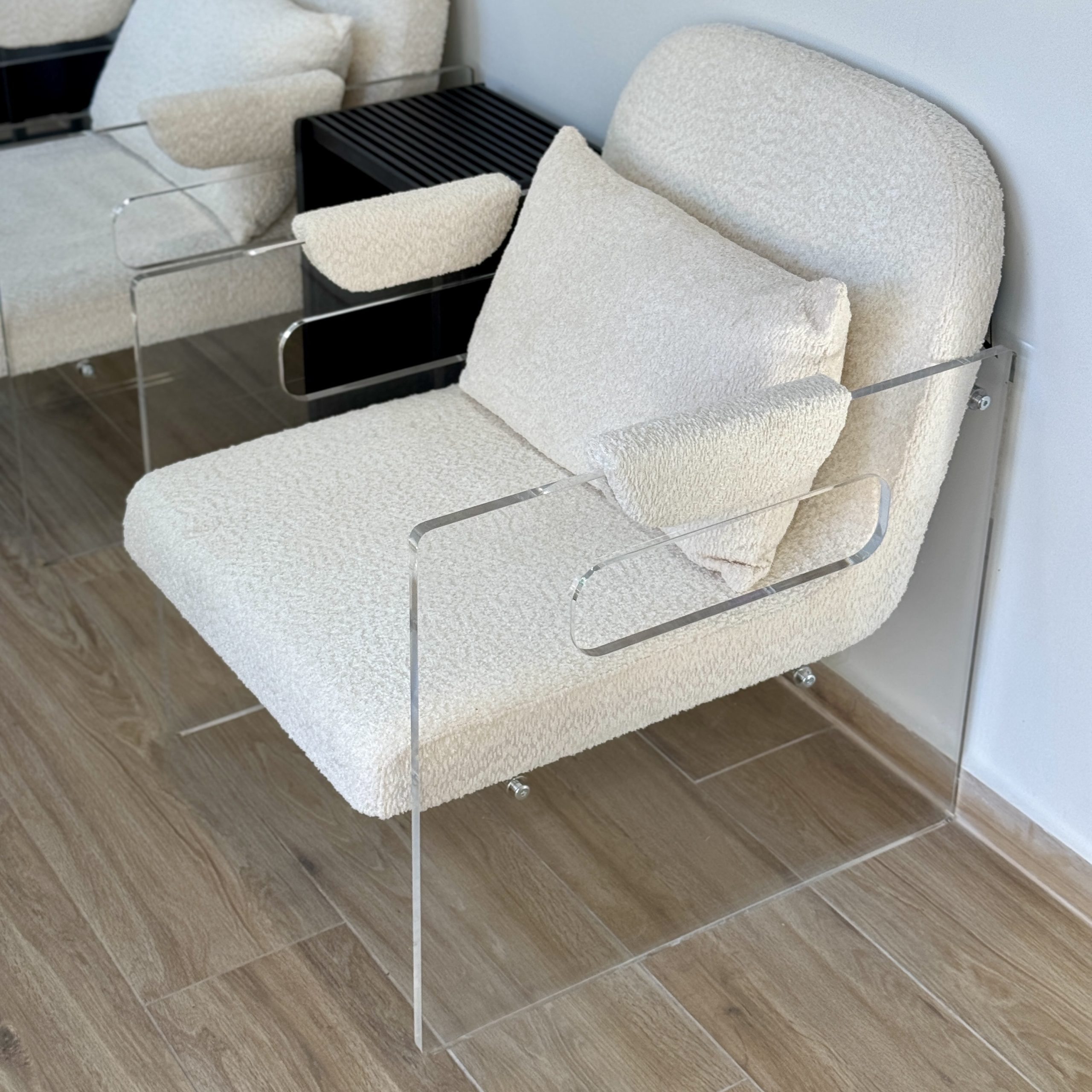 כורסא מודרנית ידית אקרילית בוקלה שמנת דגם קימי