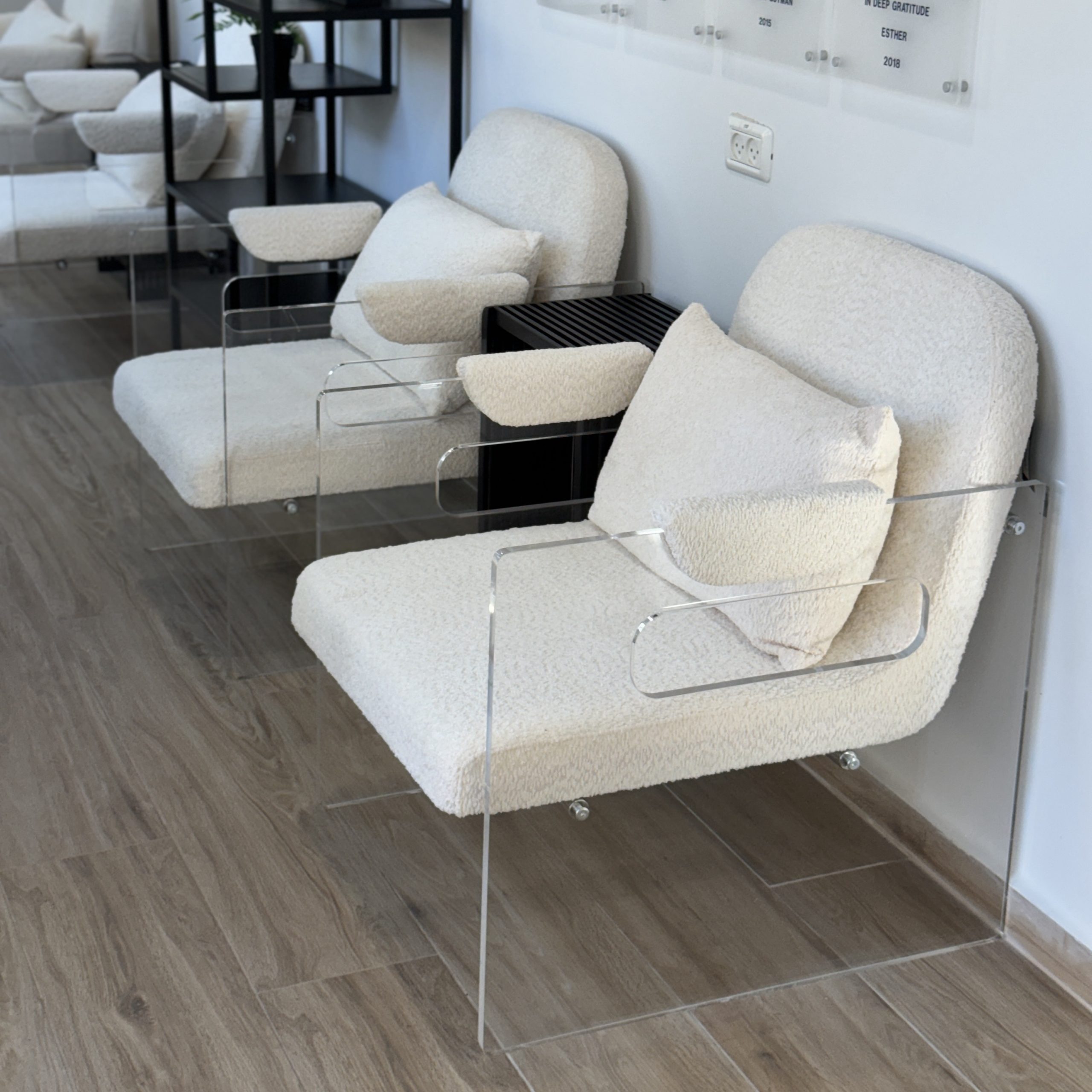 כורסא מודרנית ידית אקרילית בוקלה שמנת דגם קימי