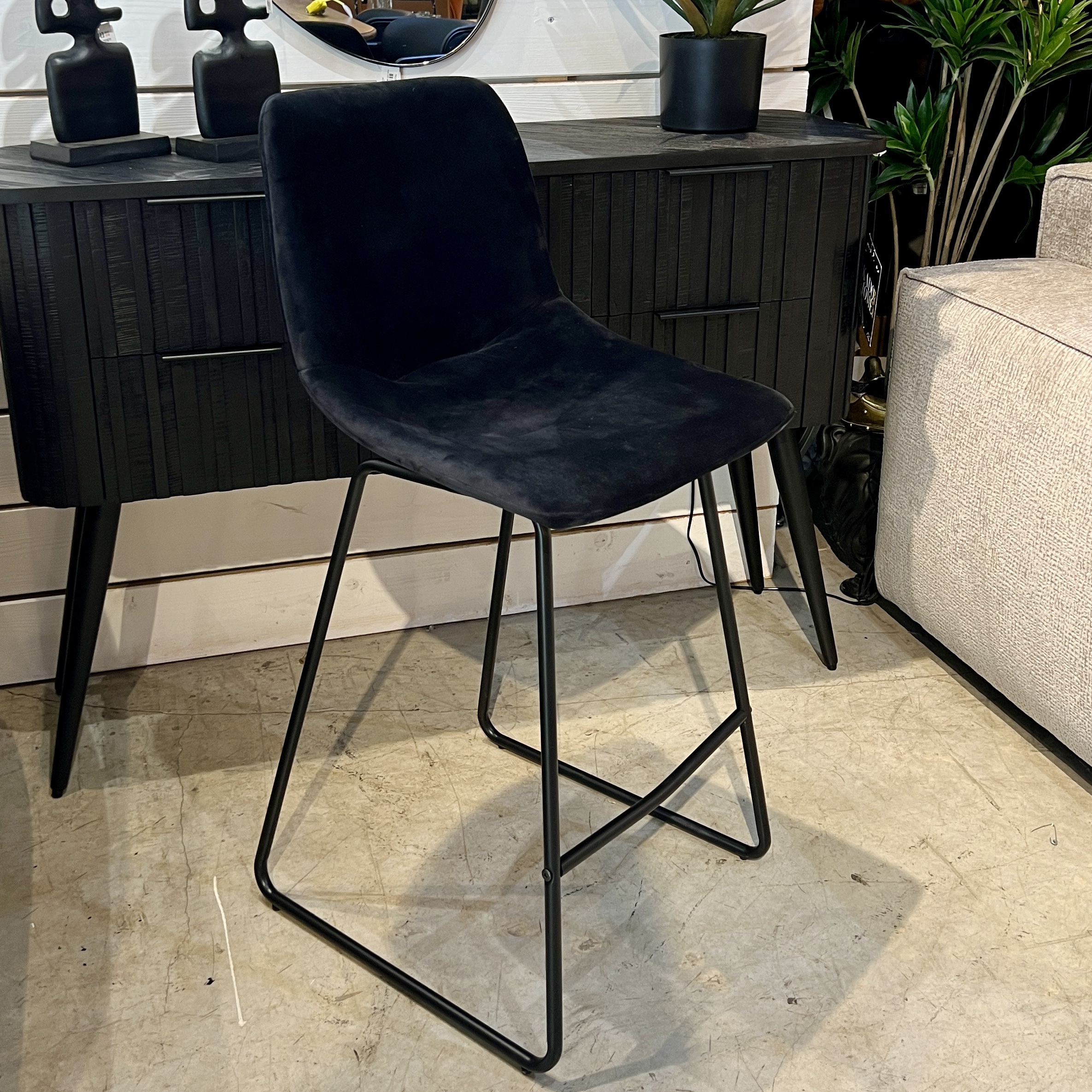 כיסא בר דגם אריזונה חלק קטיפה שחור