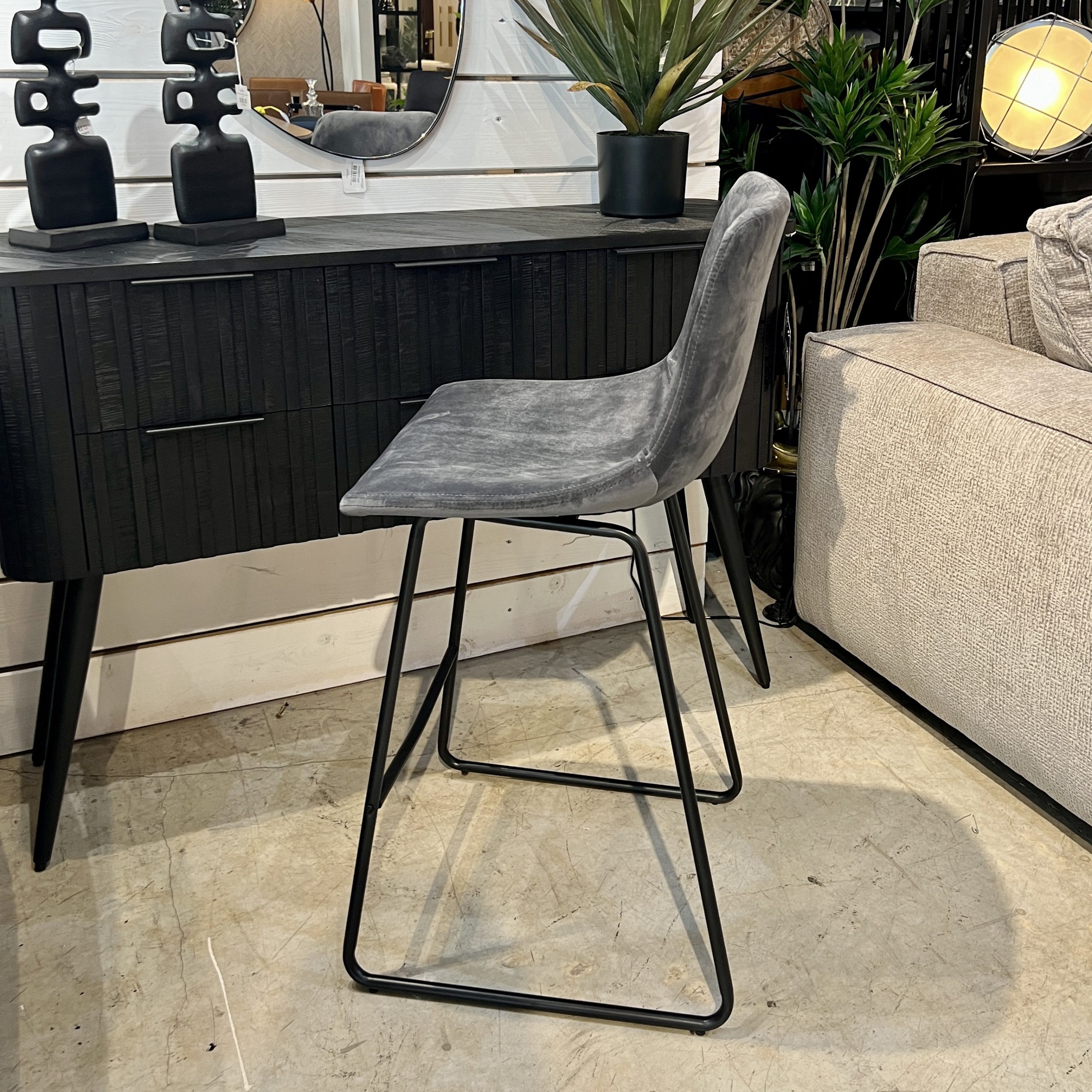 כיסא בר דגם אריזונה חלק קטיפה אפור כהה