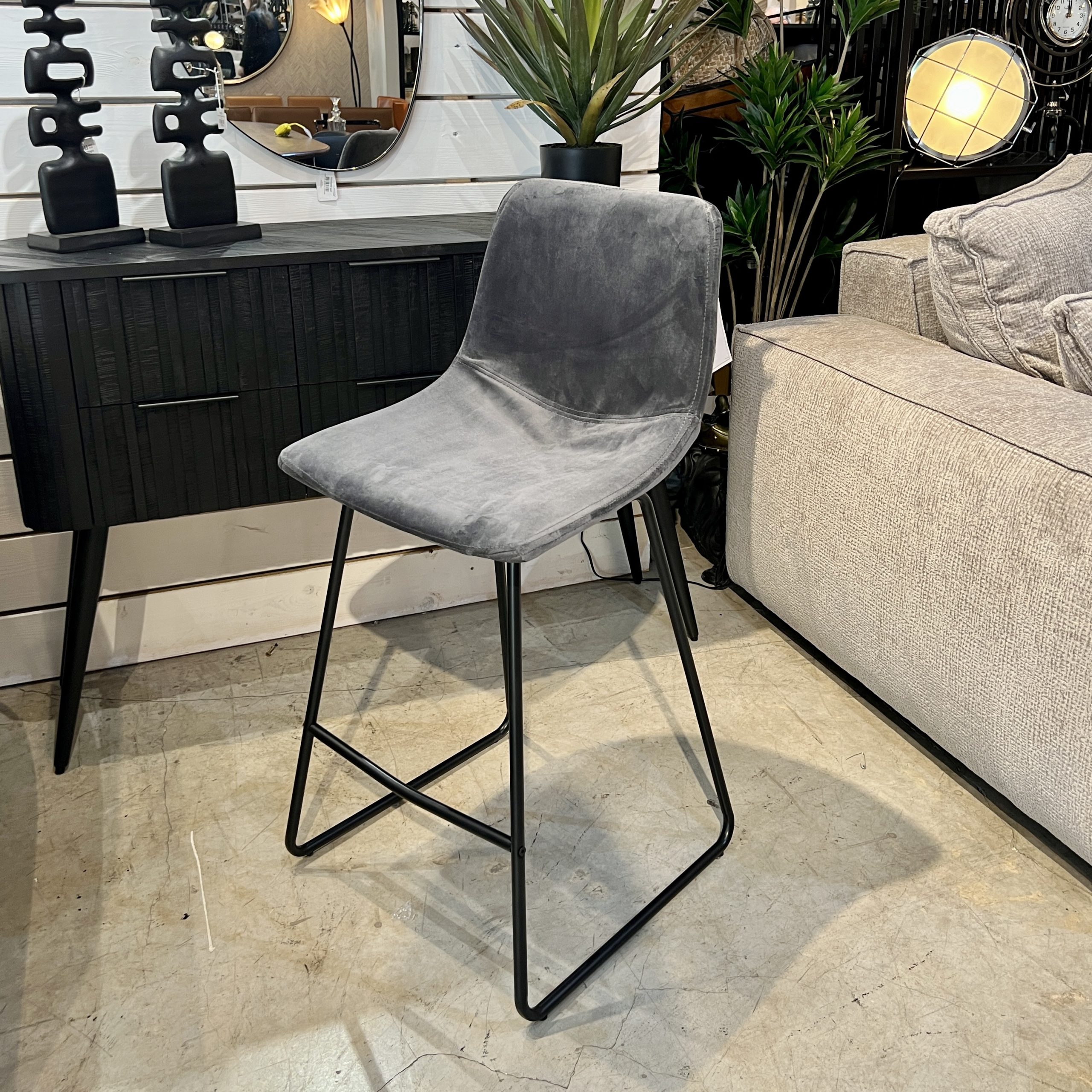 כיסא בר דגם אריזונה חלק קטיפה אפור כהה