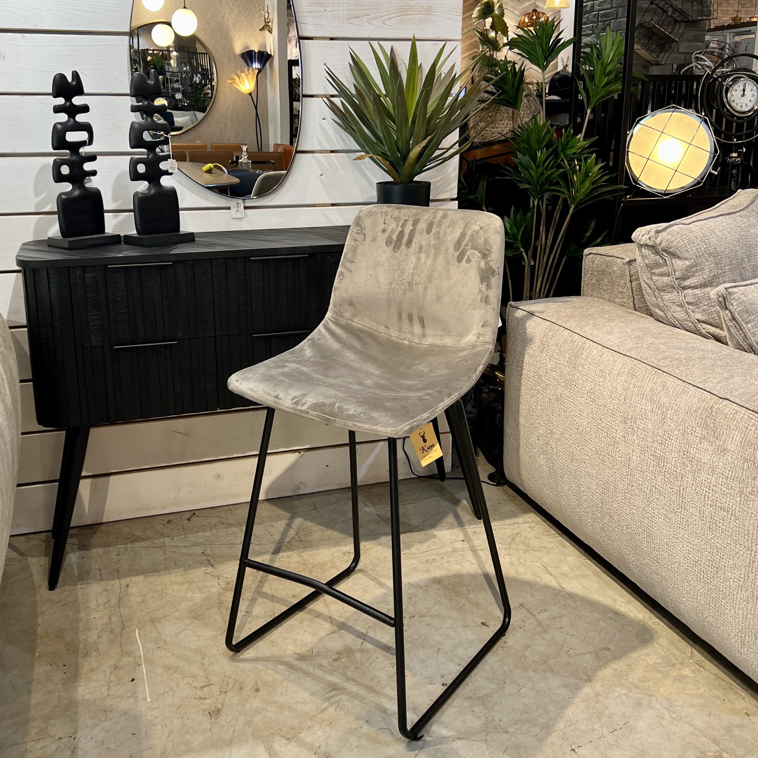 כיסא בר דגם אריזונה חלק קטיפה אפור בהיר