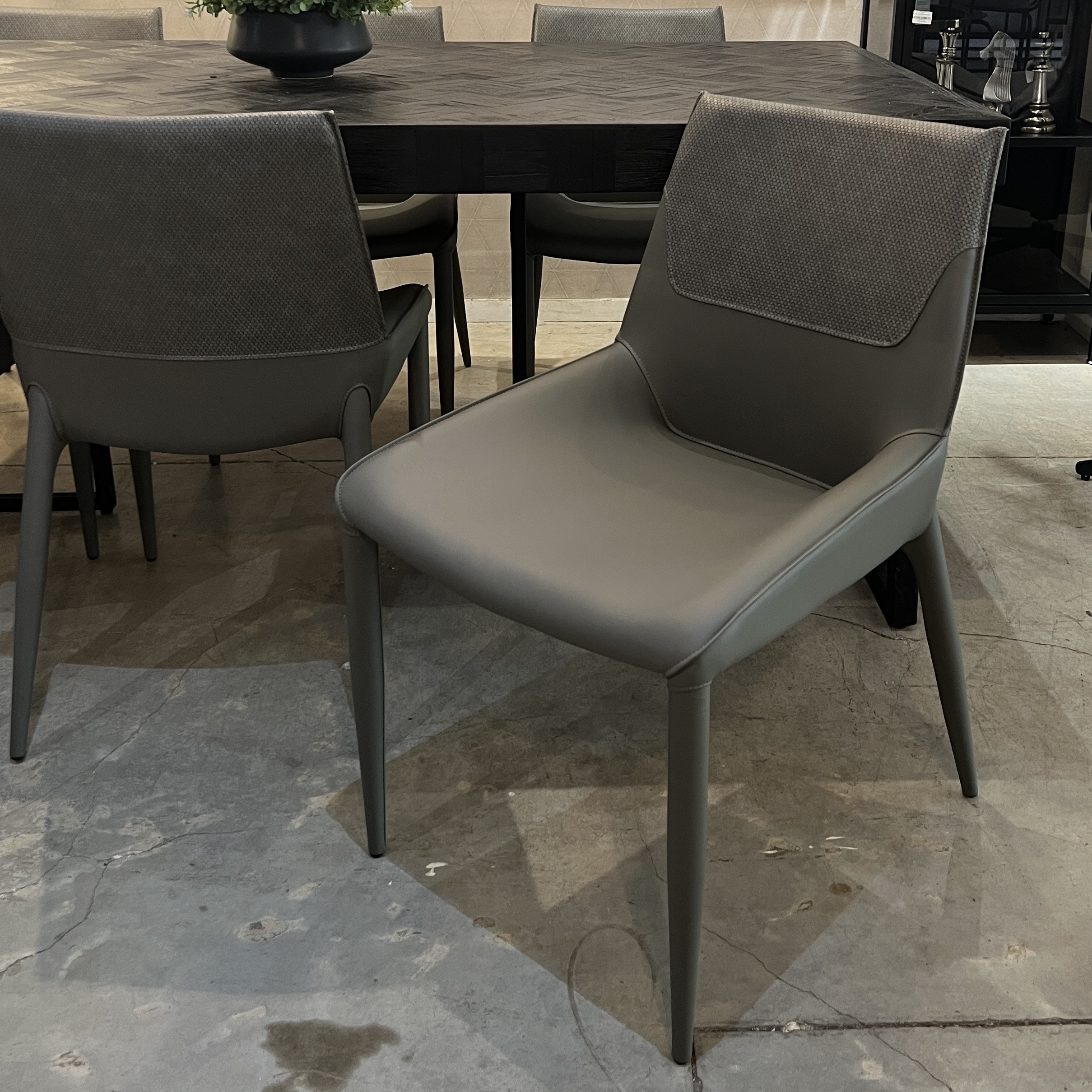 כיסא מעוצב יוקרתי דמוי עור אפור דגם פבריציו כיסא מעוצב יוקרתי דמוי עור אפור דגם פבריציו