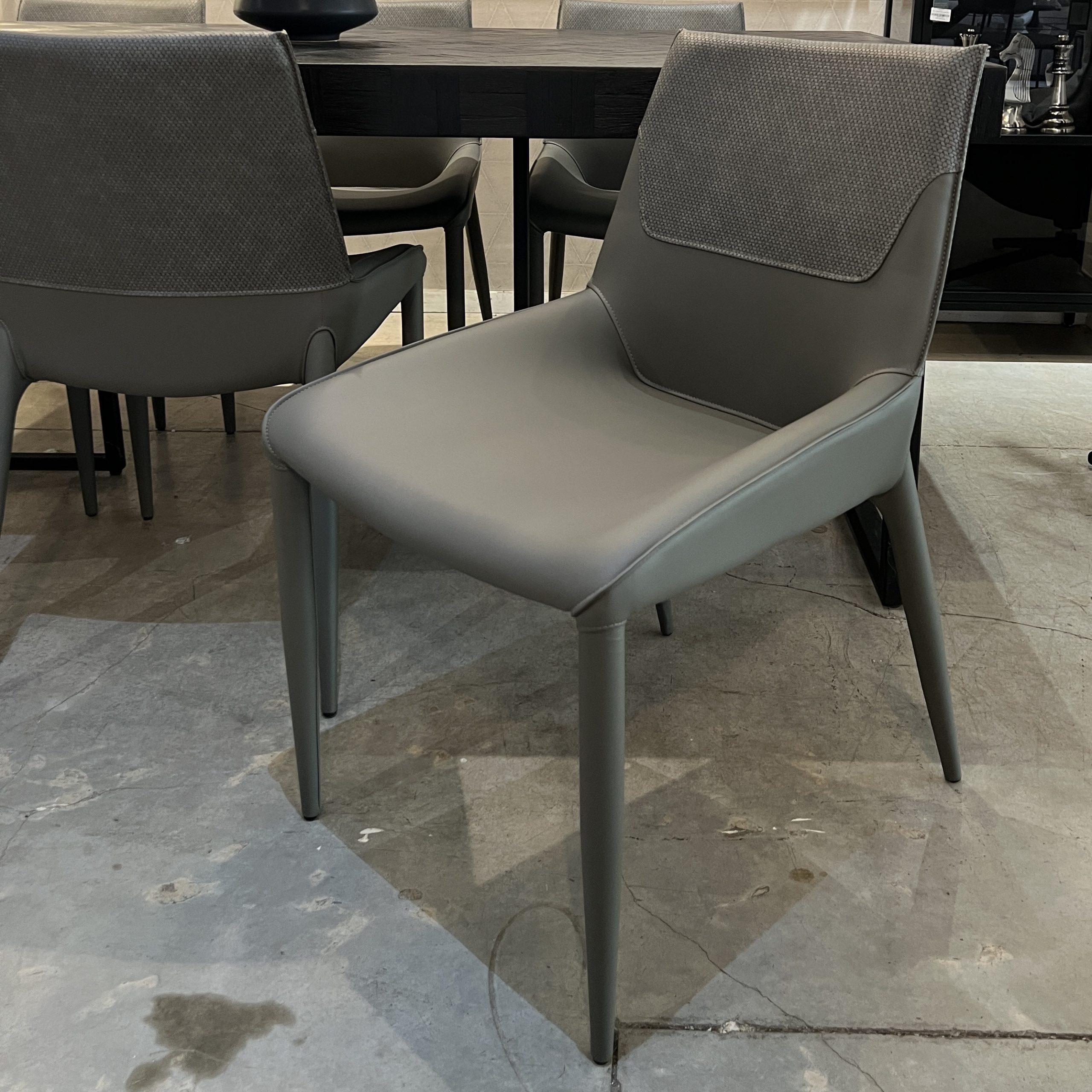 כיסא מעוצב יוקרתי דמוי עור אפור דגם פבריציו כיסא מעוצב יוקרתי דמוי עור אפור דגם פבריציו