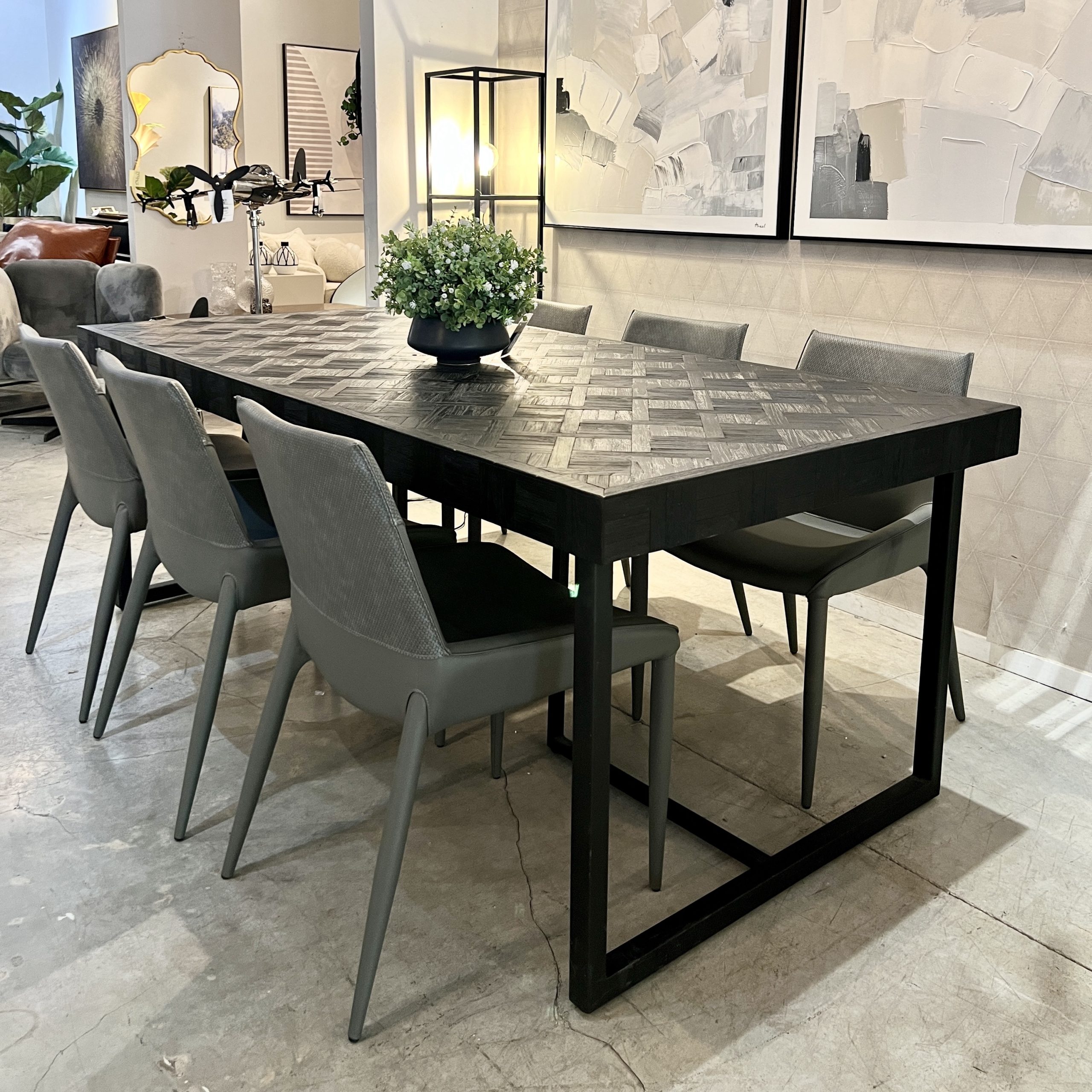 כיסא מעוצב יוקרתי דמוי עור אפור דגם פבריציו כיסא מעוצב יוקרתי דמוי עור אפור דגם פבריציו