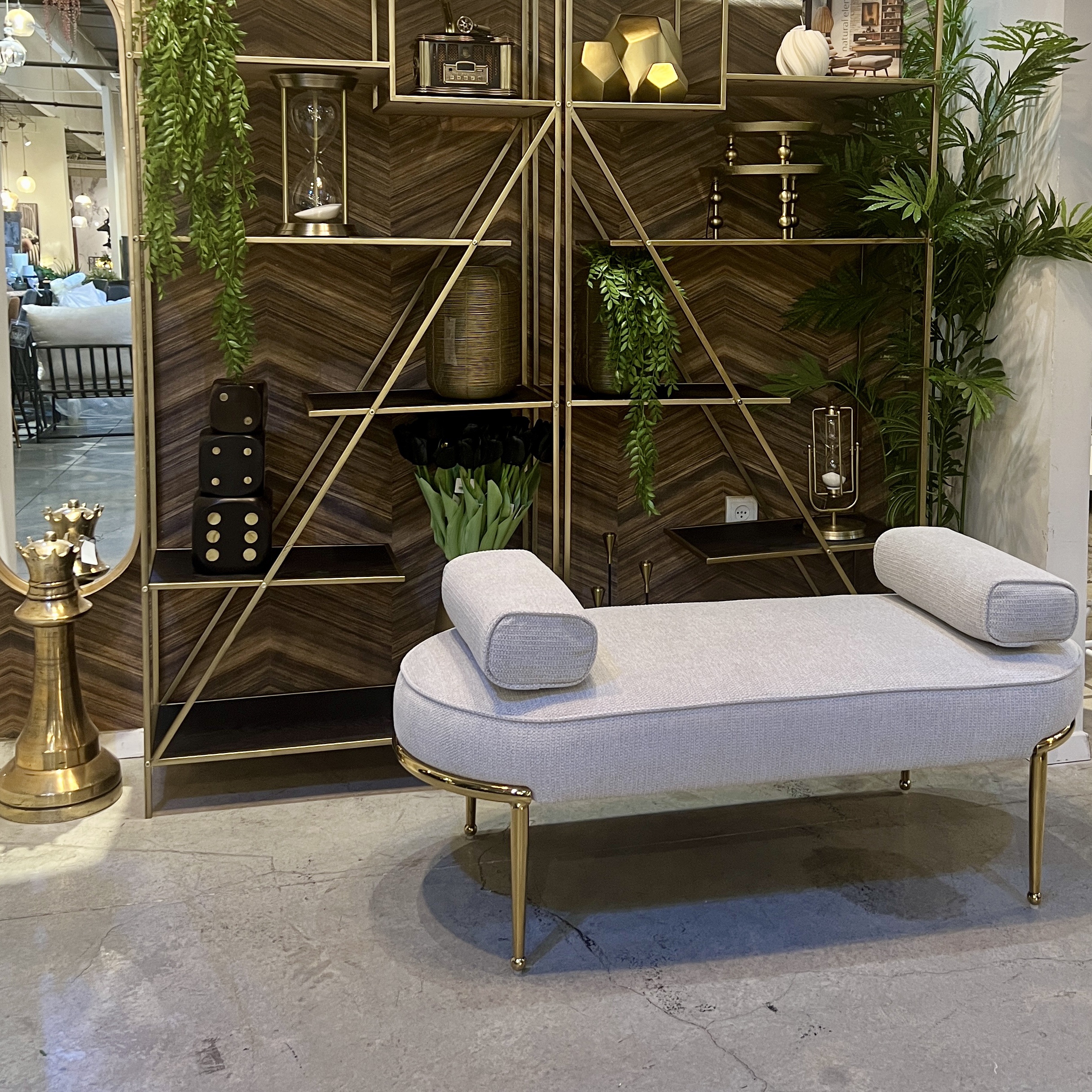 הדום מלבני רגלי ברזל זהב אריג שמנת הדום מלבני רגלי ברזל זהב אריג שמנת