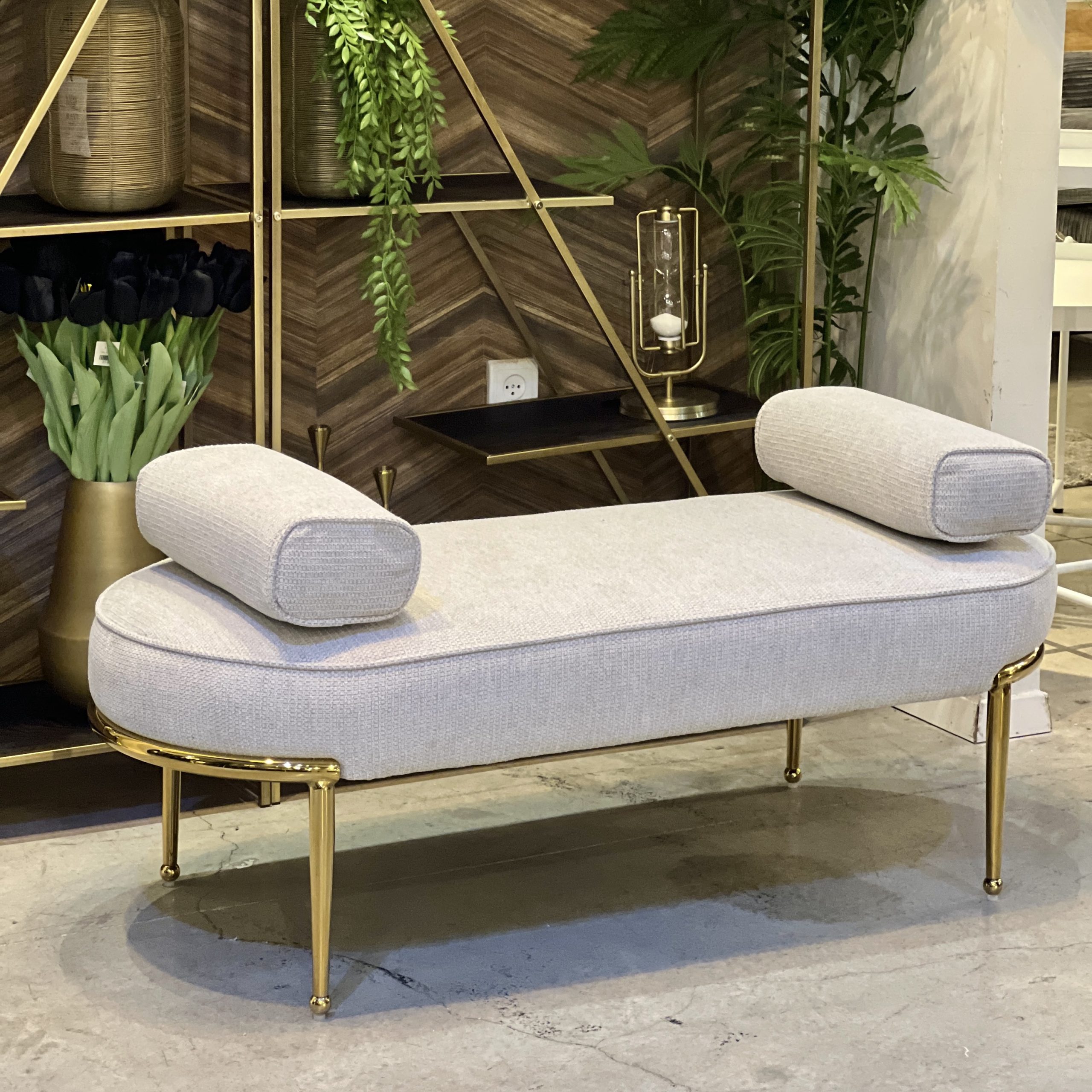 הדום מלבני רגלי ברזל זהב אריג שמנת הדום מלבני רגלי ברזל זהב אריג שמנת