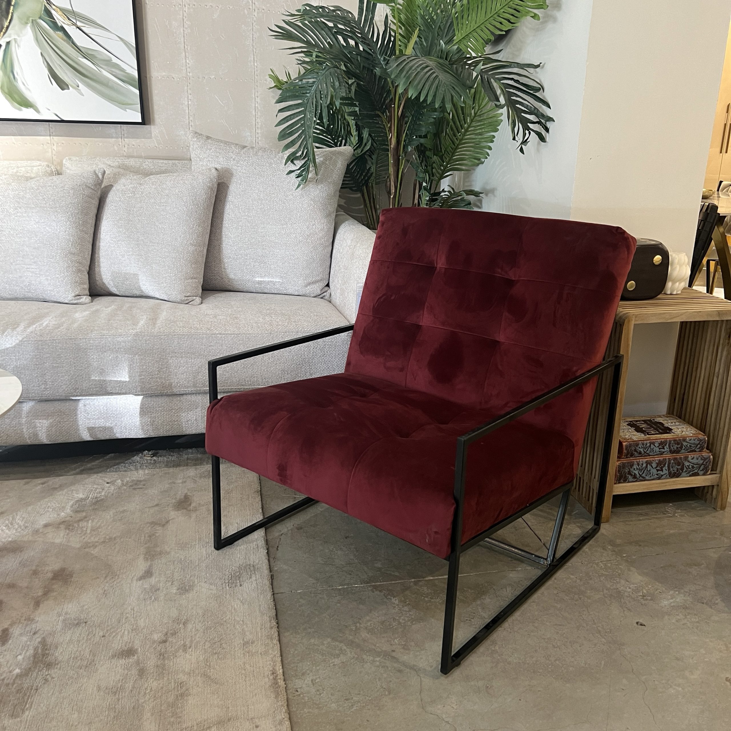 כורסא מעוצבת קטיפה בורדו ידיות שחורות דגם רום כורסא מעוצבת קטיפה בורדו ידיות שחורות דגם רום