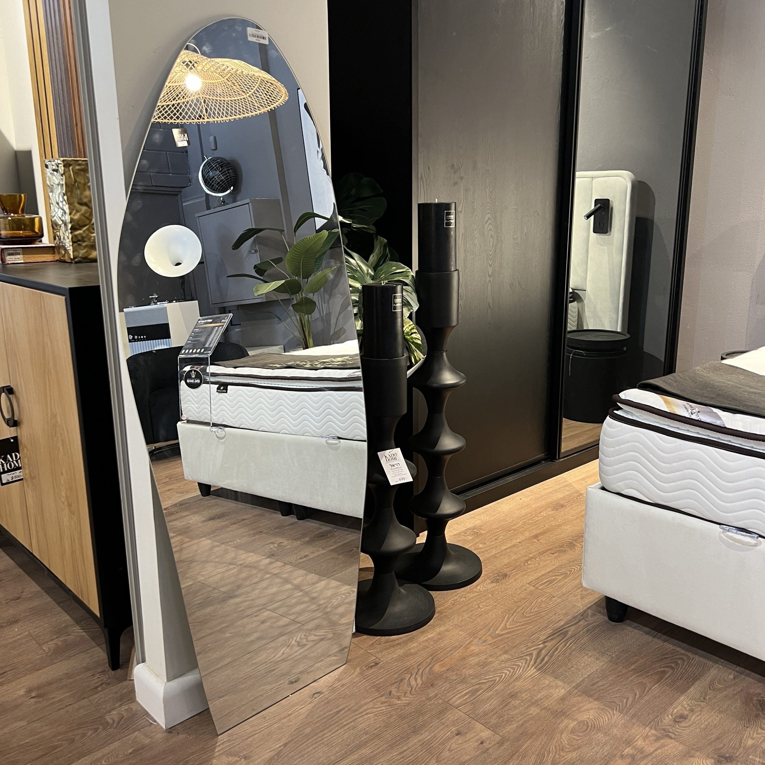 מראת קיר נטיף עומד דגם עוזי מראת קיר נטיף עומד דגם עוזי