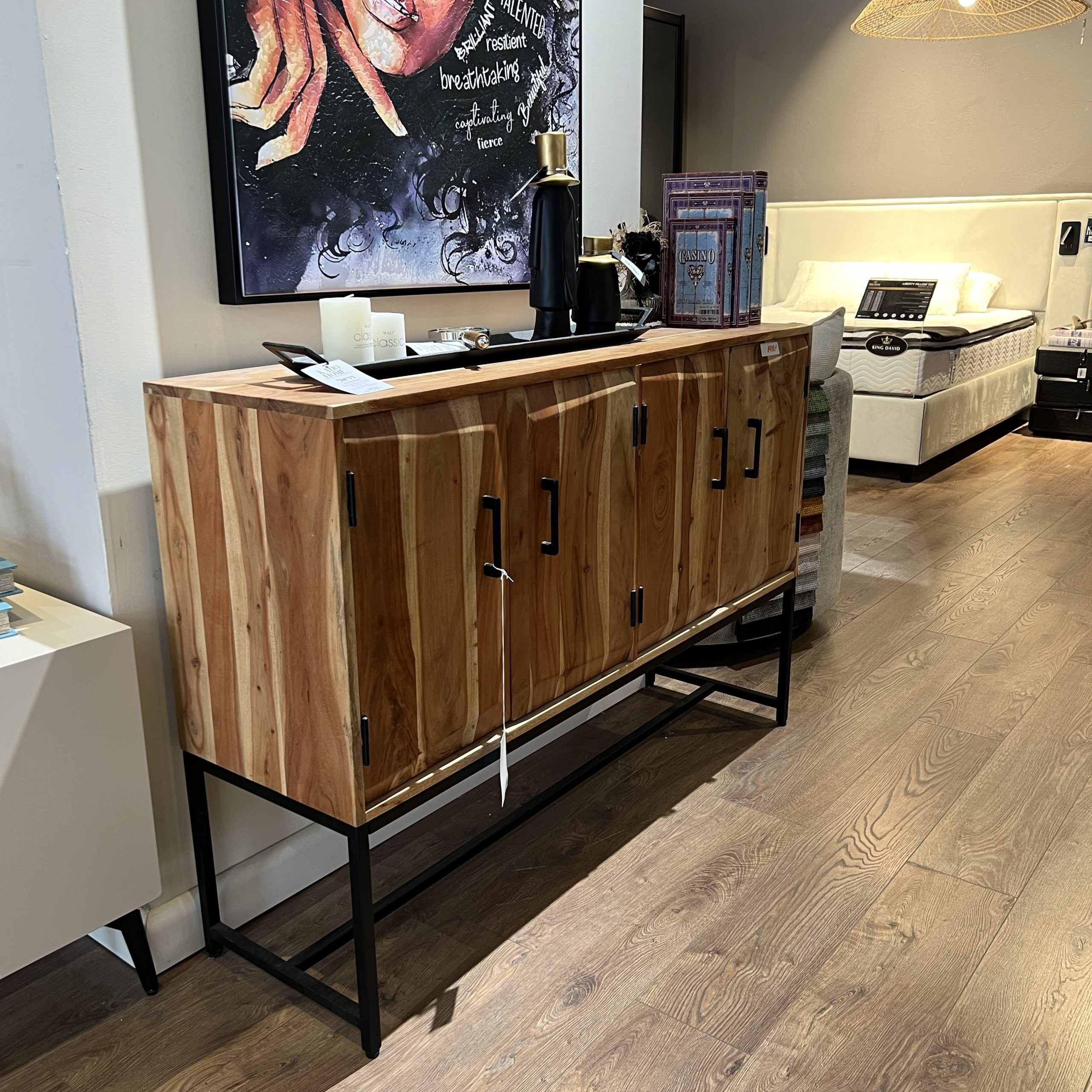 קומודה עץ שיטה 4 דלתות דגם לילה קומודה עץ שיטה 4 דלתות דגם לילה