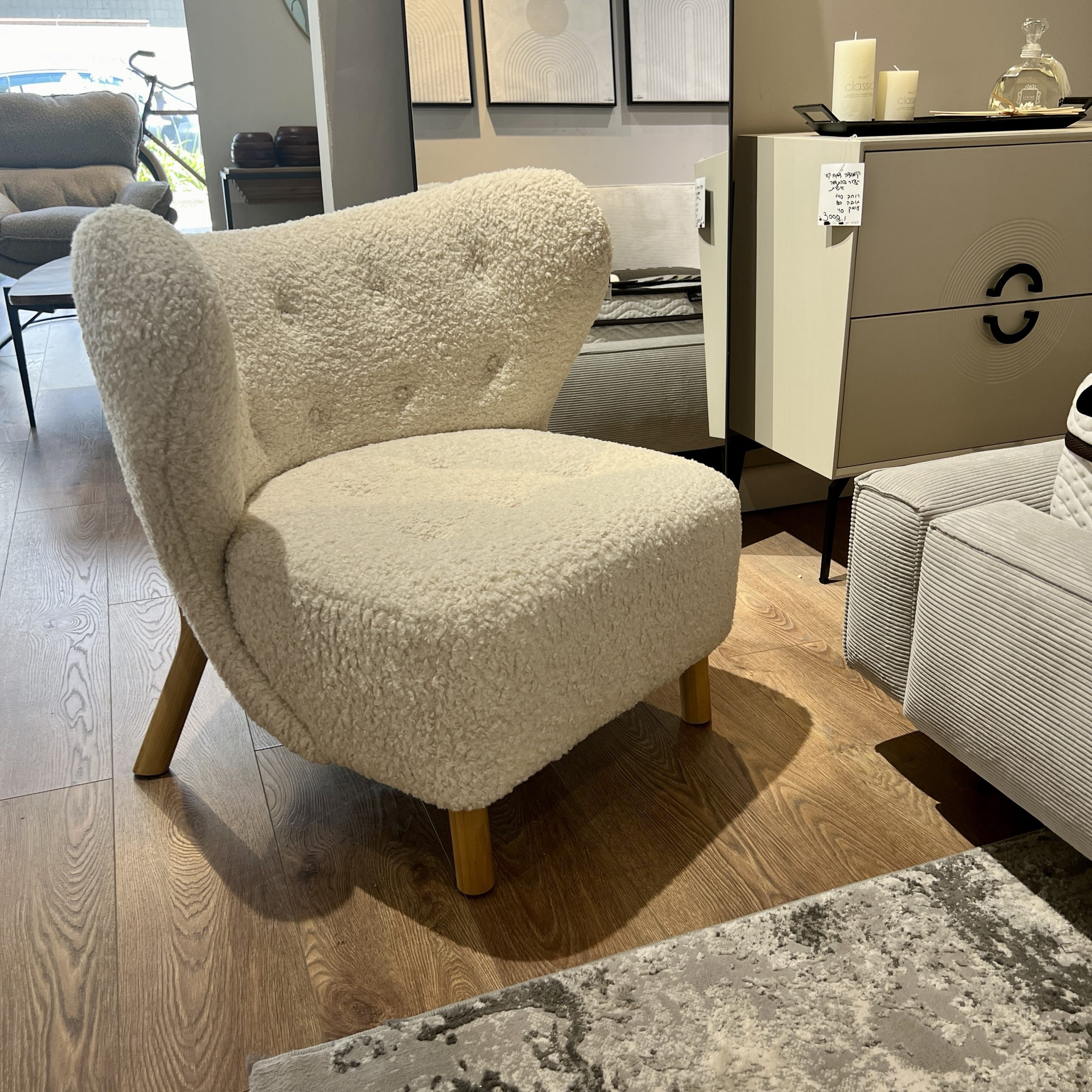 כורסא מודרנית בד בוקלה לבן דגם בוטון קימי