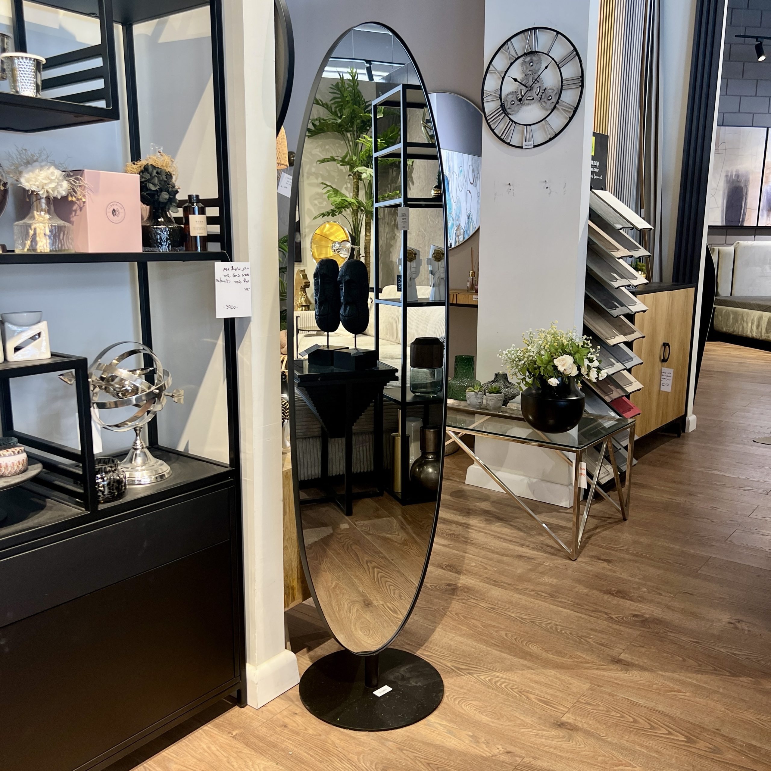 מראה אובלית עם רגל דגם שחם מראה אובלית עם רגל דגם שחם