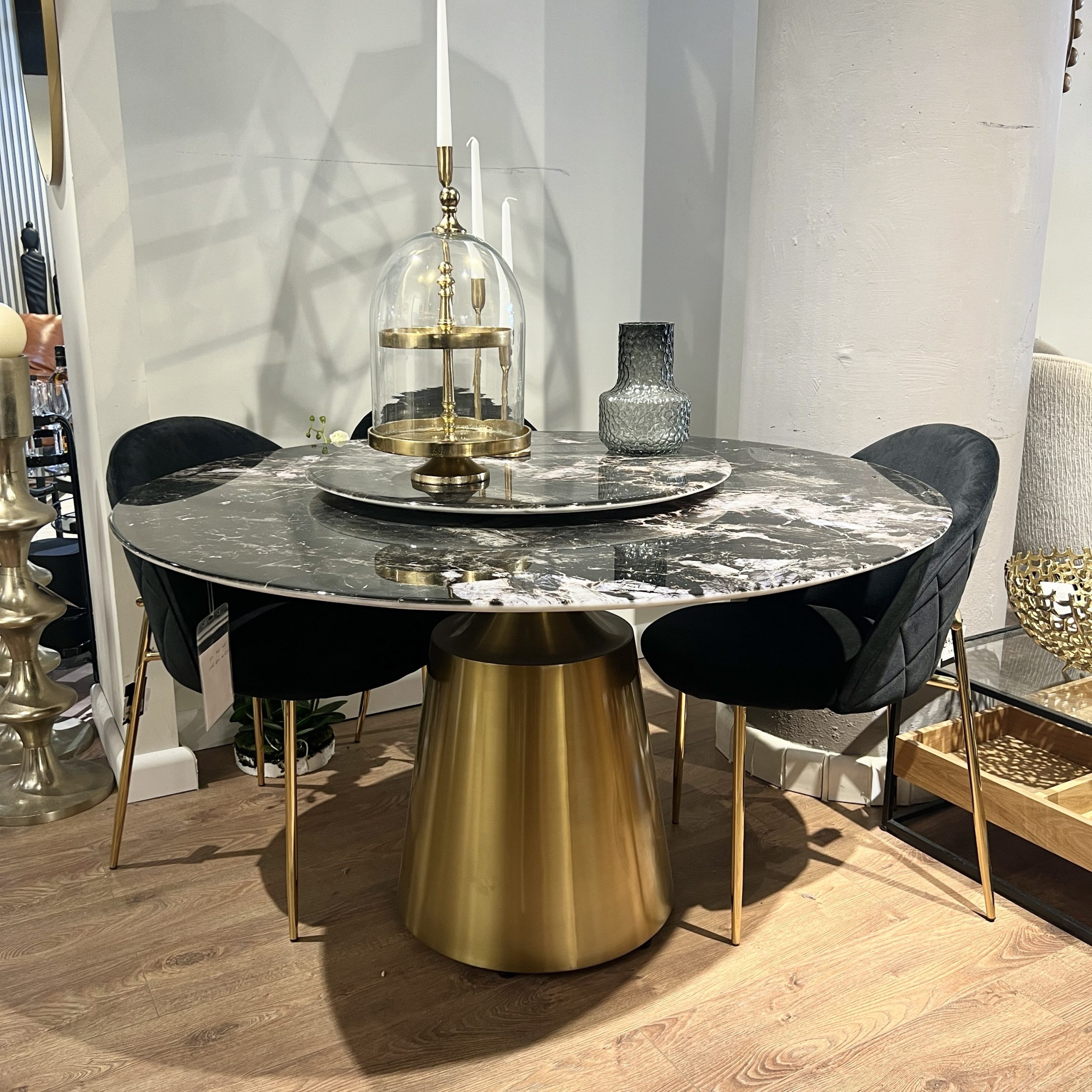 שולחן אוכל עגול מרבל שחור אפור רגל זהב דגם קימי קוטר 130 שולחן אוכל עגול מרבל שחור אפור רגל זהב דגם קימי קוטר 130