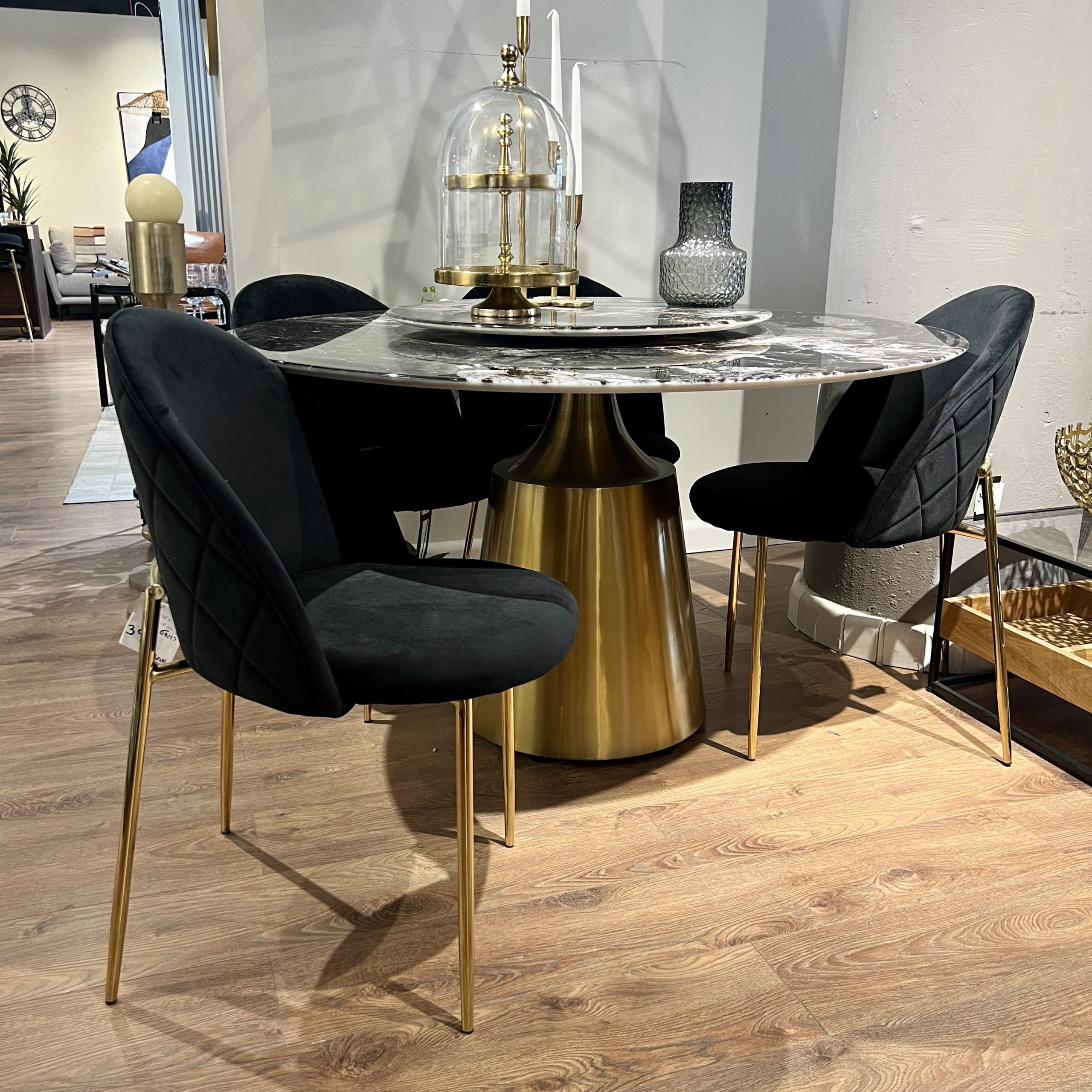 שולחן אוכל עגול מרבל שחור אפור רגל זהב דגם קימי קוטר 130 שולחן אוכל עגול מרבל שחור אפור רגל זהב דגם קימי קוטר 130