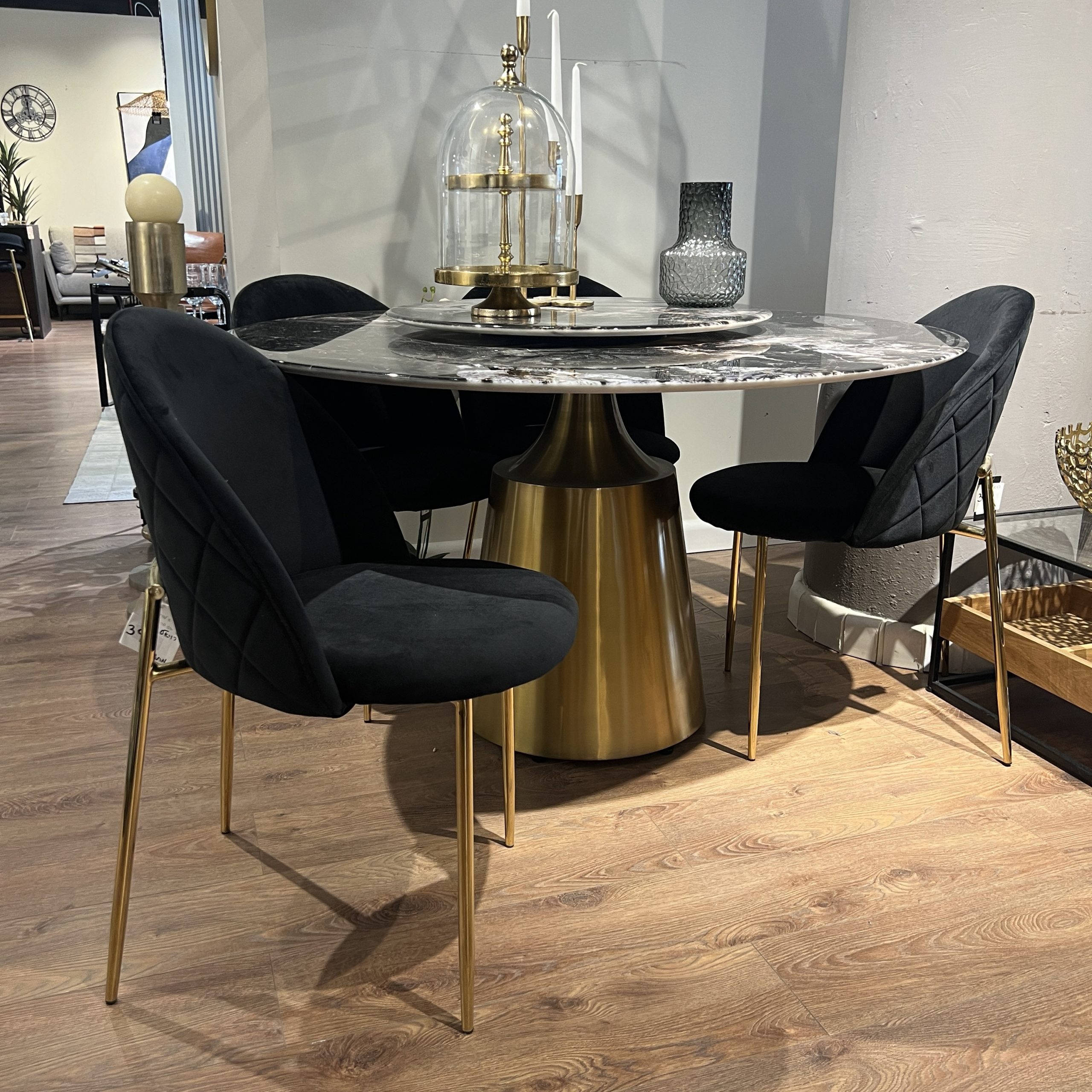 כיסא פינת אוכל מרופד בבד קטיפה שחור ורגל זהב דגם רויאל