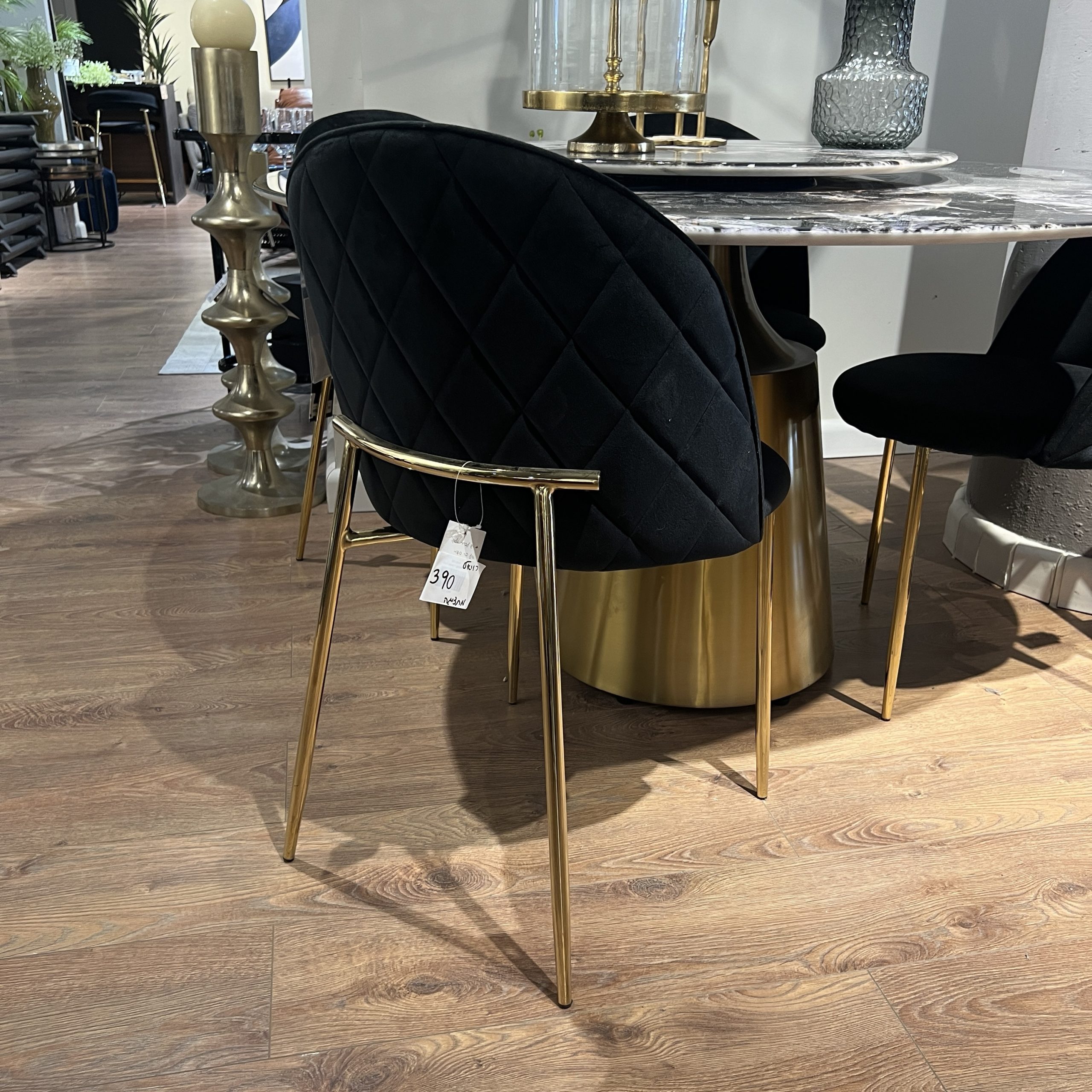 כיסא פינת אוכל מרופד בבד קטיפה שחור ורגל זהב דגם רויאל