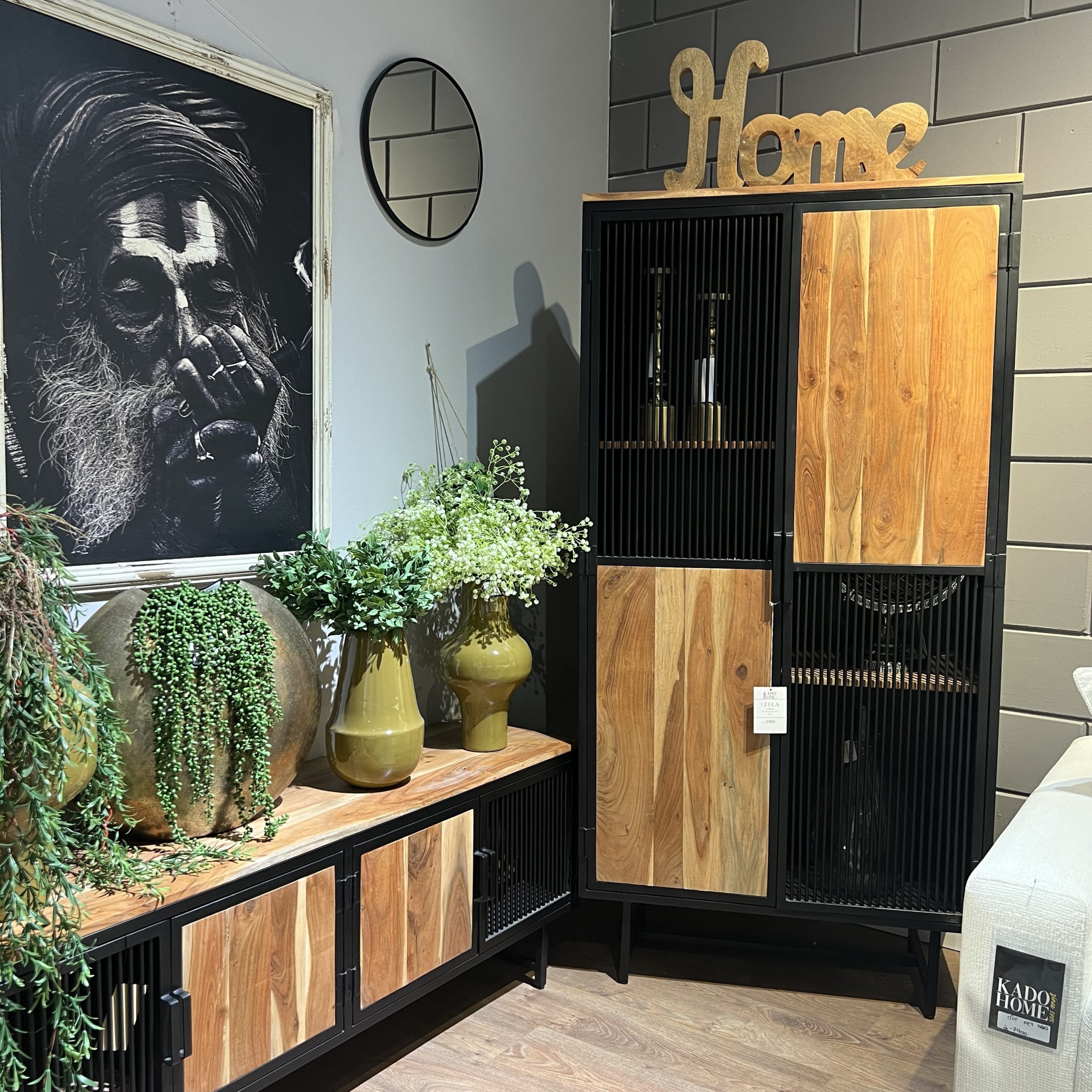 ספריה עץ שיטה דלתות פסים ברזל שחור דגם לילה ספריה עץ שיטה דלתות פסים ברזל שחור דגם לילה