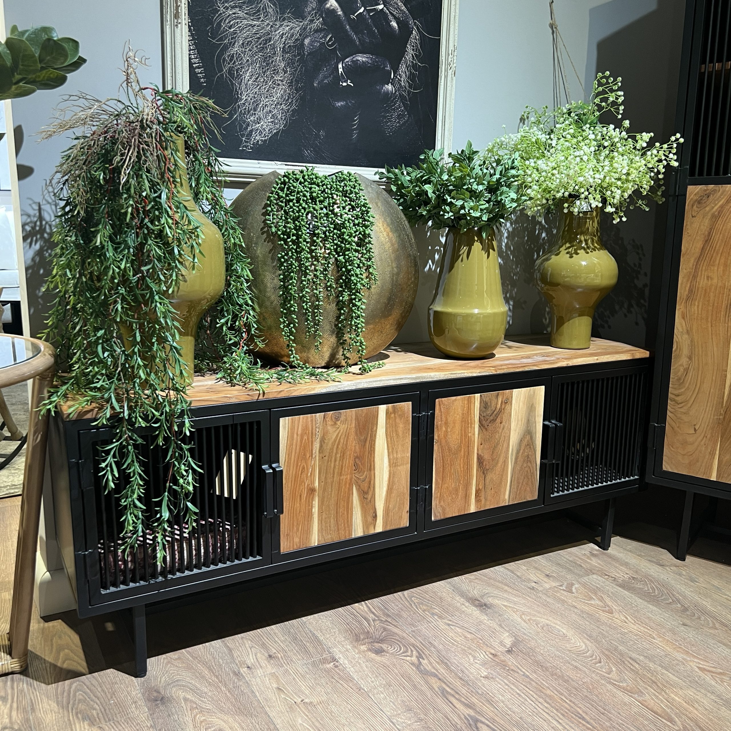 מזנון עץ שיטה דלתות פסים ברזל שחור דגם "לילה" מזנון עץ שיטה דלתות פסים ברזל שחור דגם "לילה"