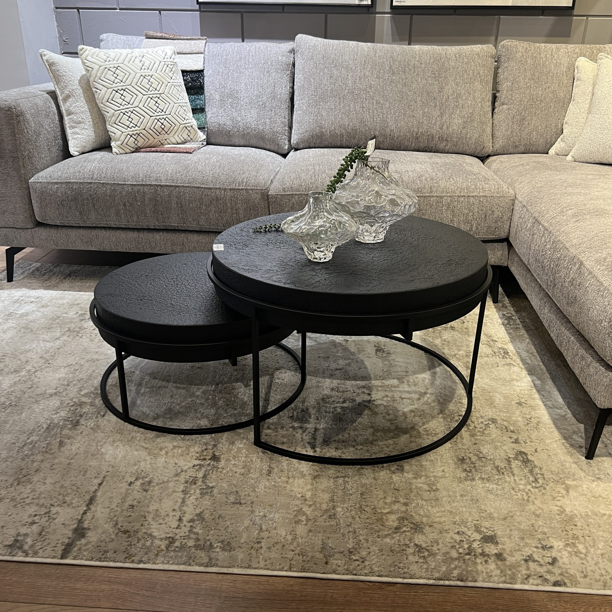 סט שולחנות סלון עגולים בטון שחור דגם רוני סט שולחנות סלון עגולים בטון שחור דגם רוני