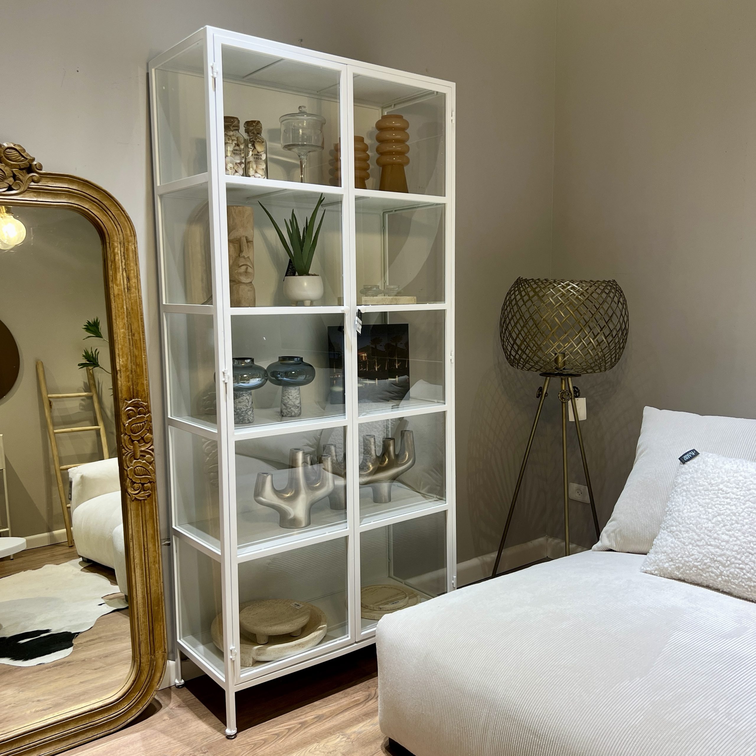 ויטרינה מתכת פרזול לבן דגם גולי ויטרינה מתכת פרזול לבן דגם גולי