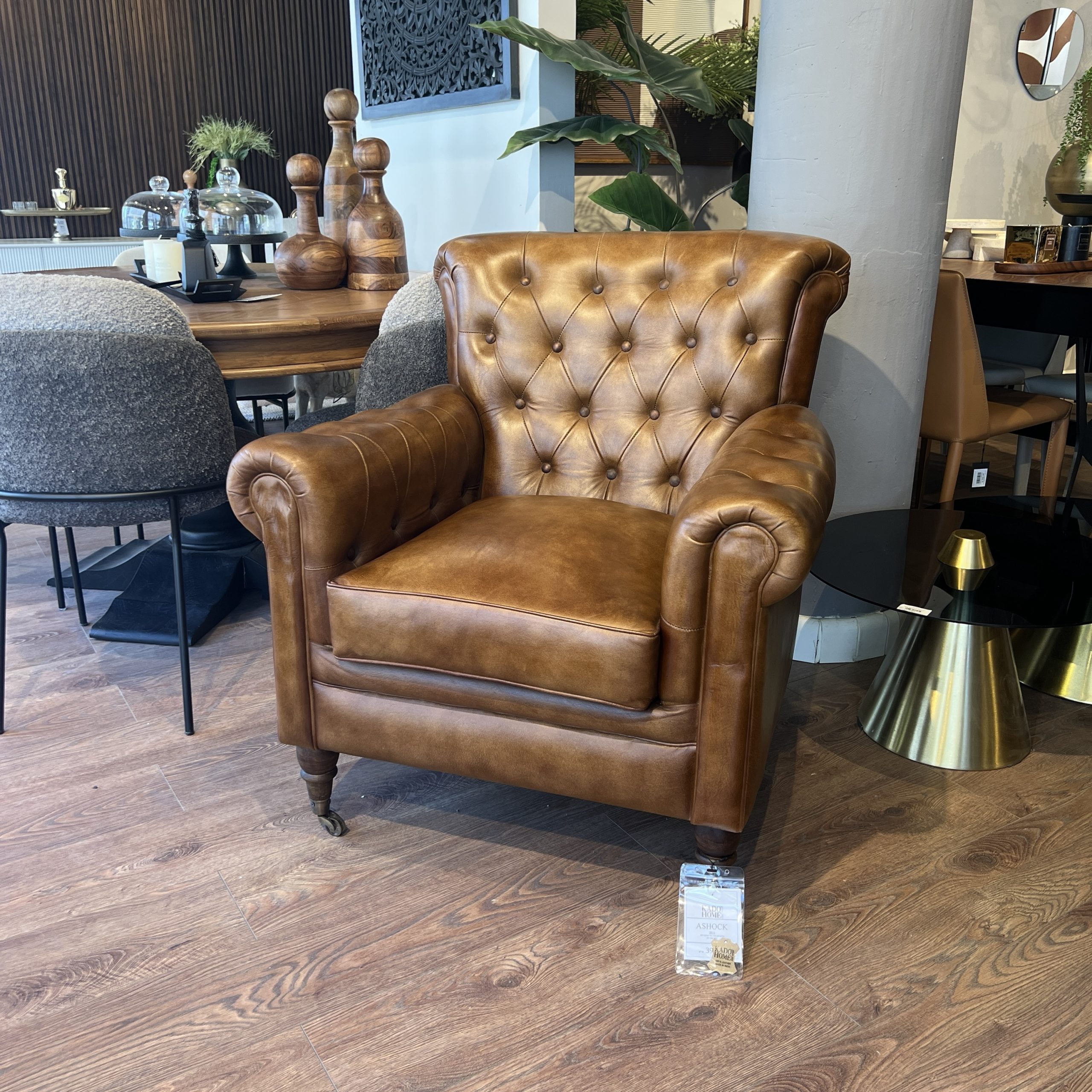 כורסא דגם אשוק עור קפיטונז חום כורסא דגם אשוק עור קפיטונז חום