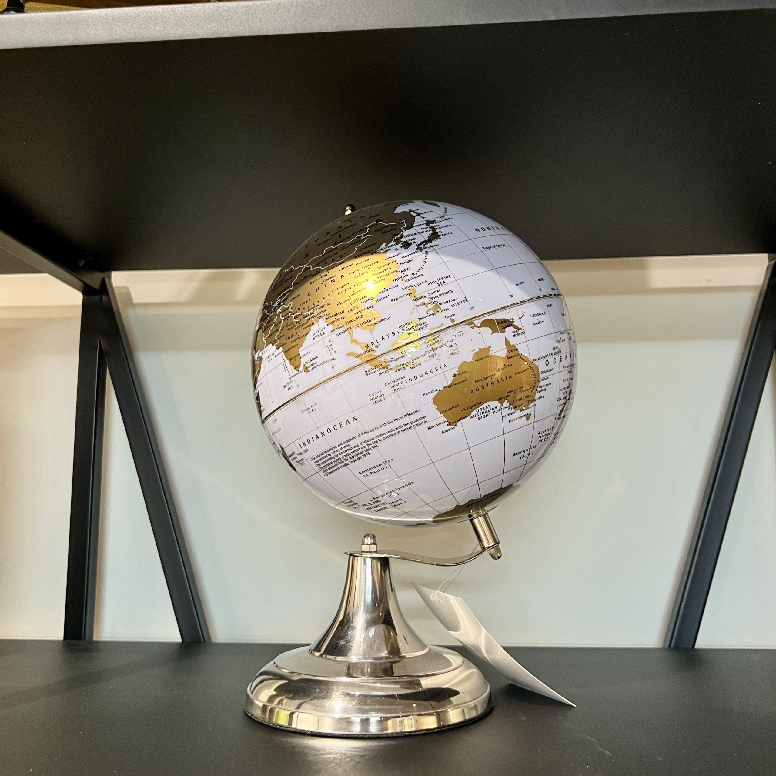 גלובוס לבן זהב סטנד מתכת גלובוס לבן זהב סטנד מתכת
