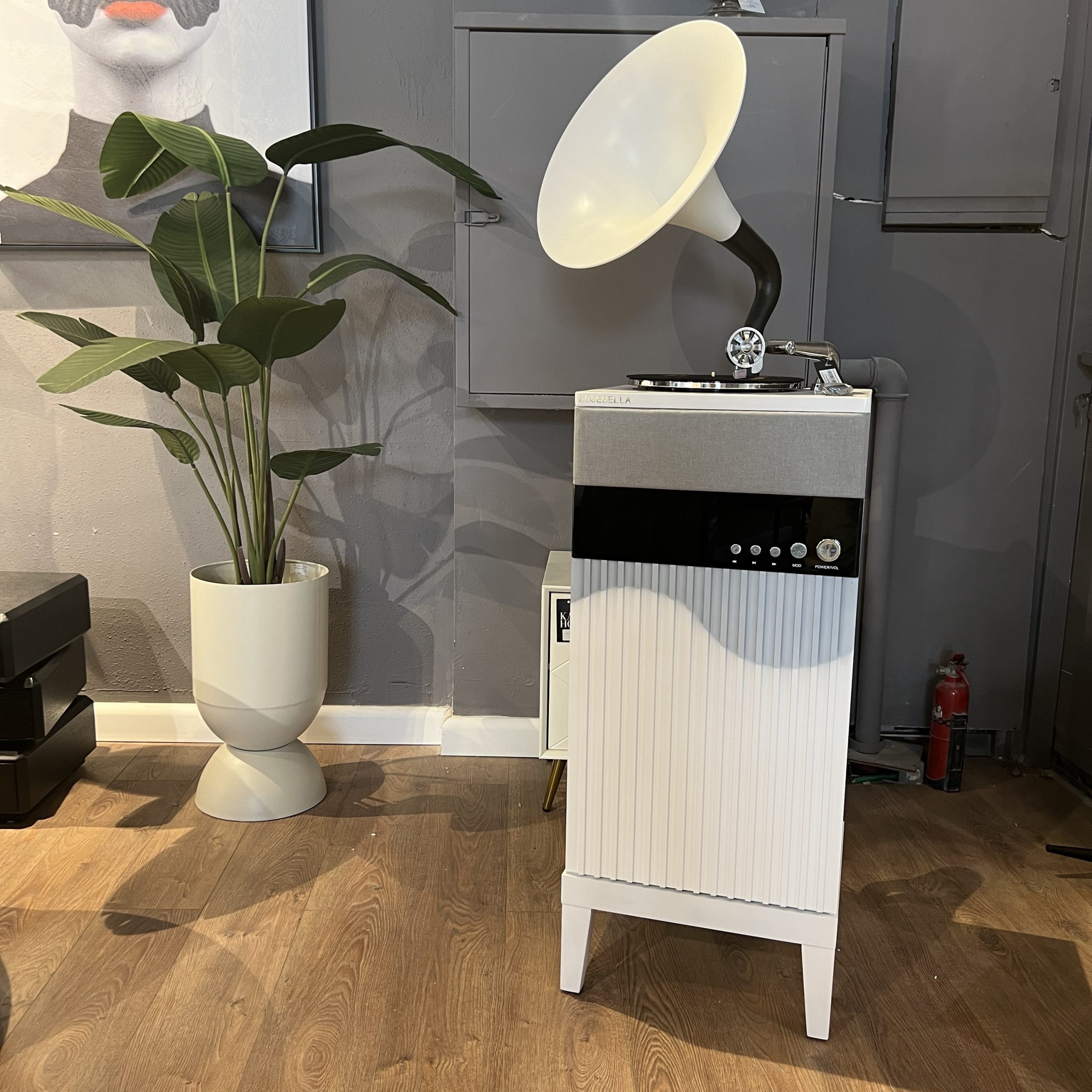 תיבת נגינה גרמופון תקליטים וינטג מודרני לבן דגם איקו רצפתי (מתחבר וייפי) תיבת נגינה גרמופון תקליטים וינטג מודרני לבן דגם איקו רצפתי (מתחבר וייפי)