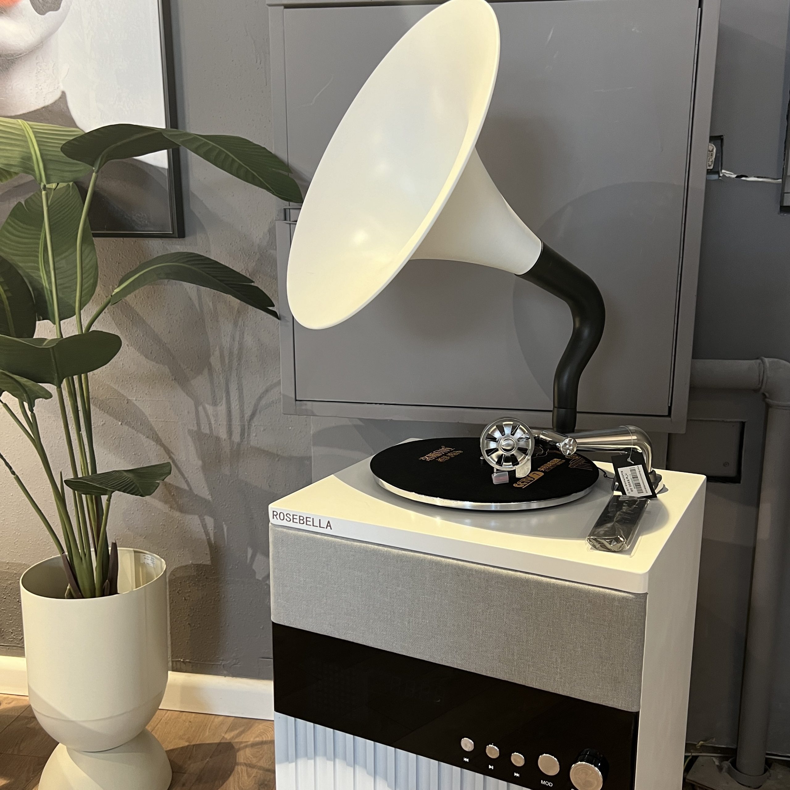 תיבת נגינה גרמופון תקליטים וינטג מודרני לבן דגם איקו רצפתי (מתחבר וייפי) תיבת נגינה גרמופון תקליטים וינטג מודרני לבן דגם איקו רצפתי (מתחבר וייפי)